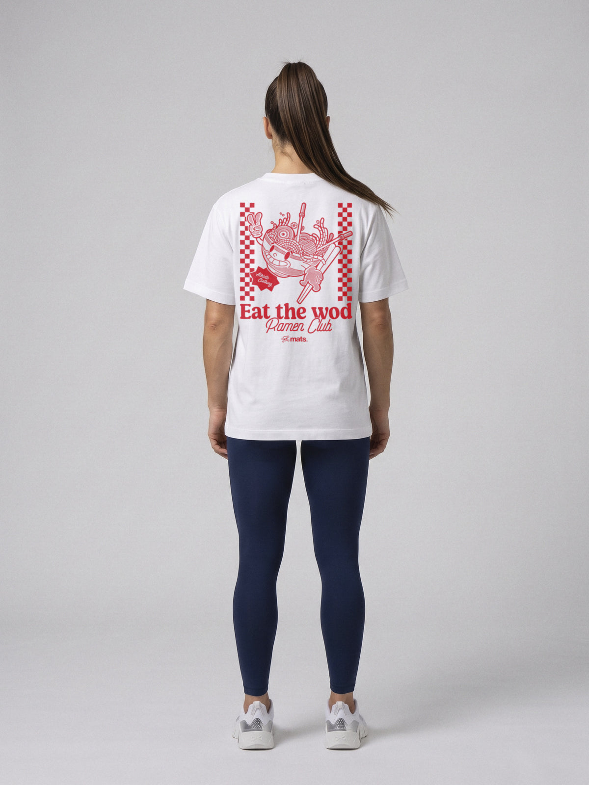 Iron Ramen Club - Oversize · Blanco · modelo chica · espalda
