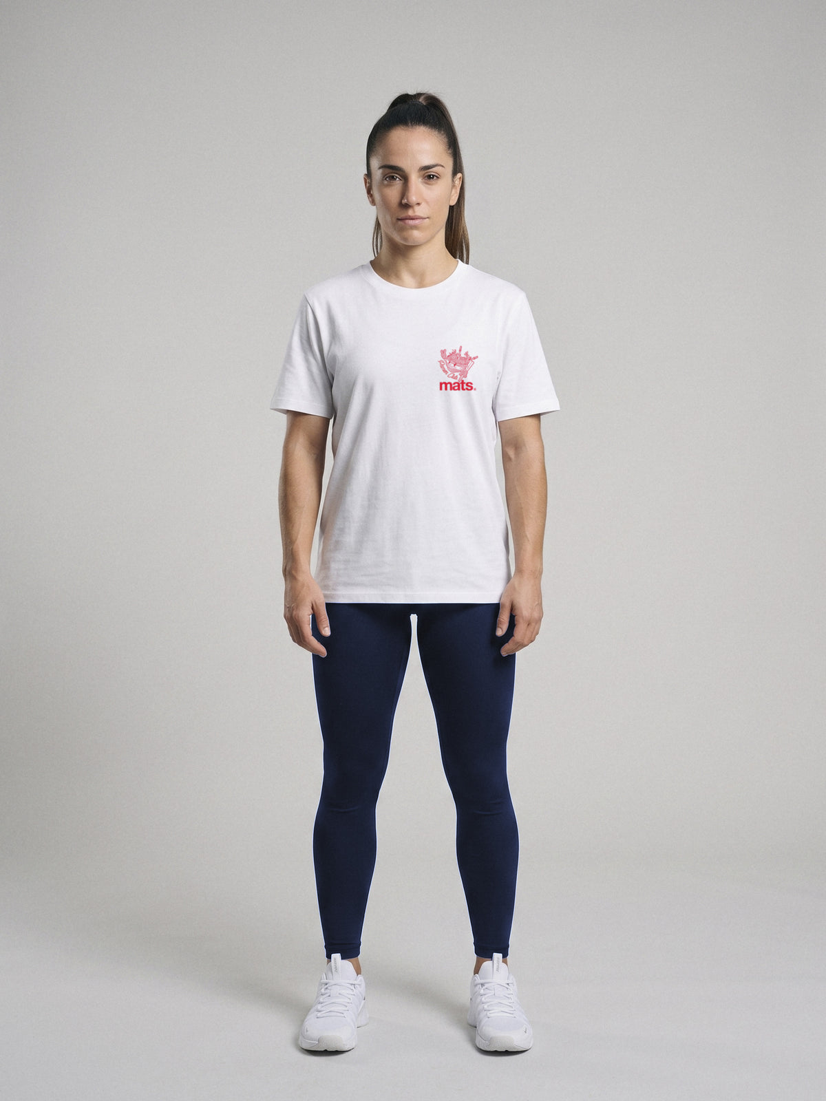 Iron Ramen Club - Regular Fit · Blanco · modelo chica · frente