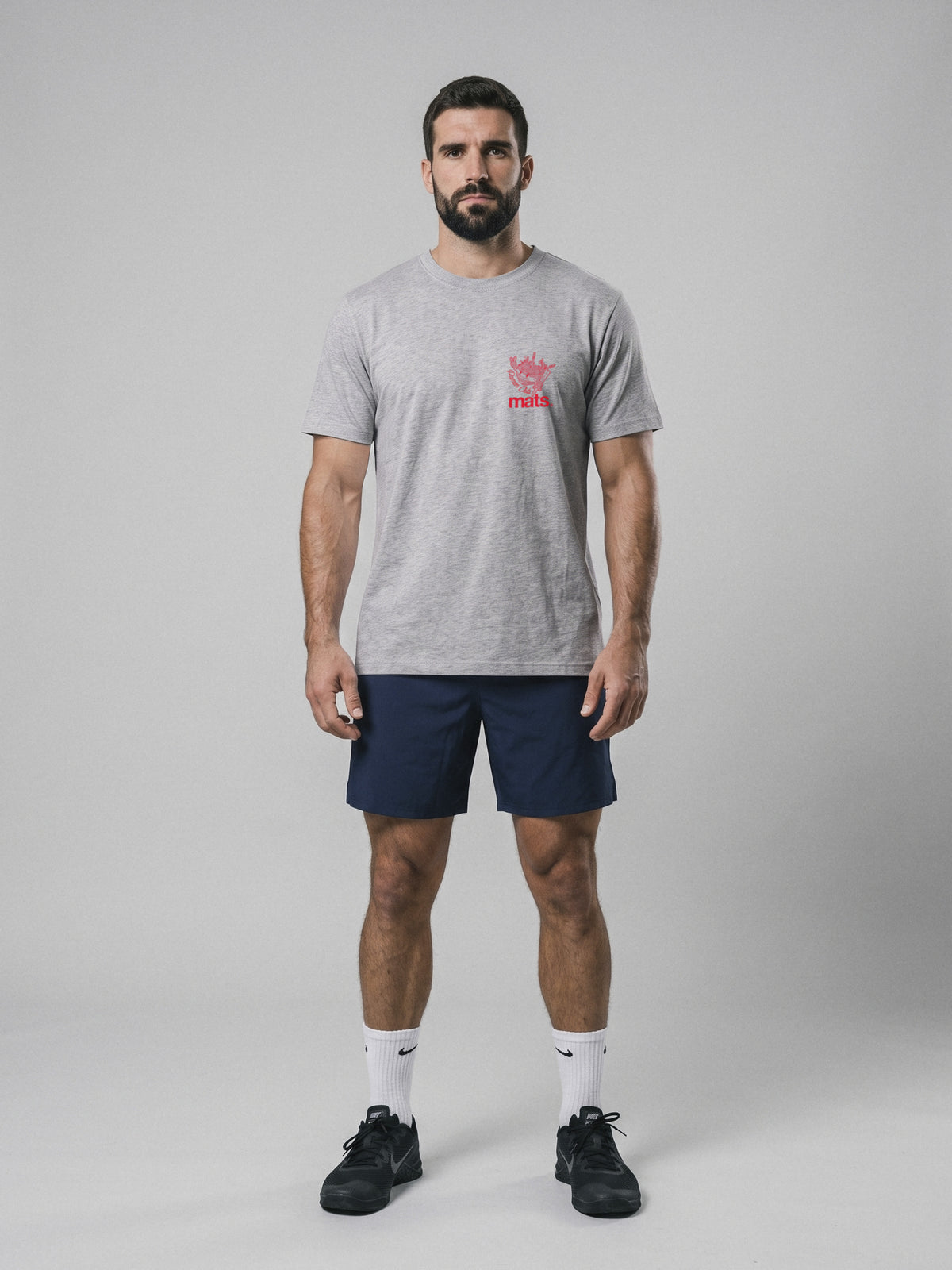 Iron Ramen Club - Regular Fit · Gris · modelo chico · frente