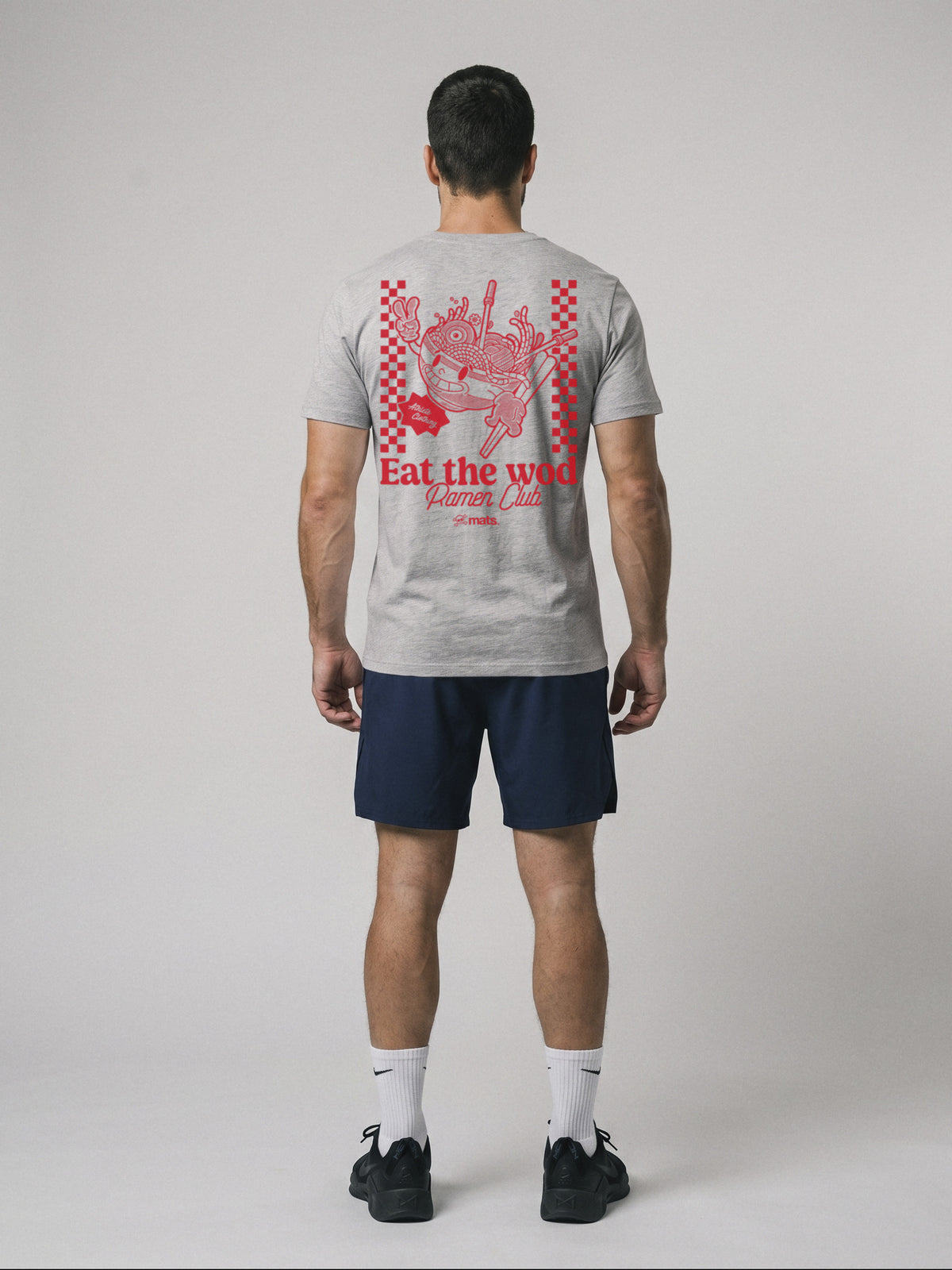 Iron Ramen Club - Regular Fit · Gris · modelo chico · espalda