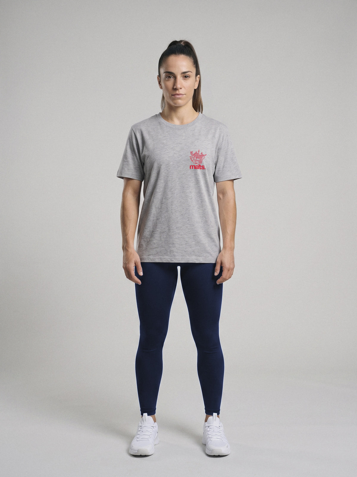 Iron Ramen Club - Regular Fit · Gris · modelo chica · frente