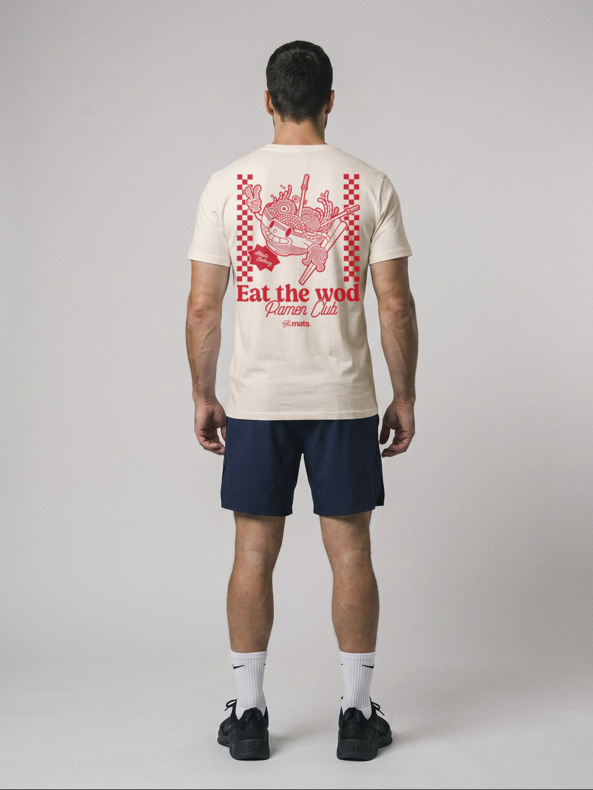 Iron Ramen Club - Regular Fit · Natural · modelo chico · espalda