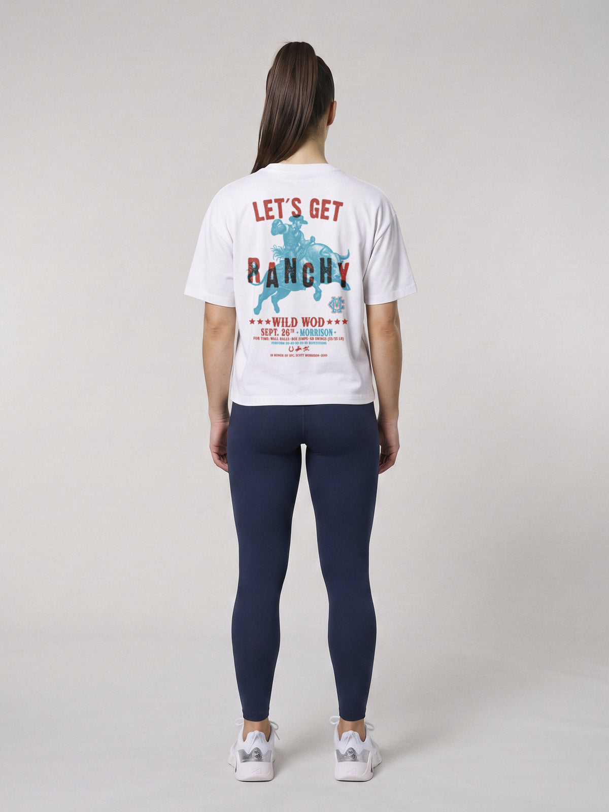 Let´s Get Ranchy - Boxy Fit · Blanco · modelo chica · espalda