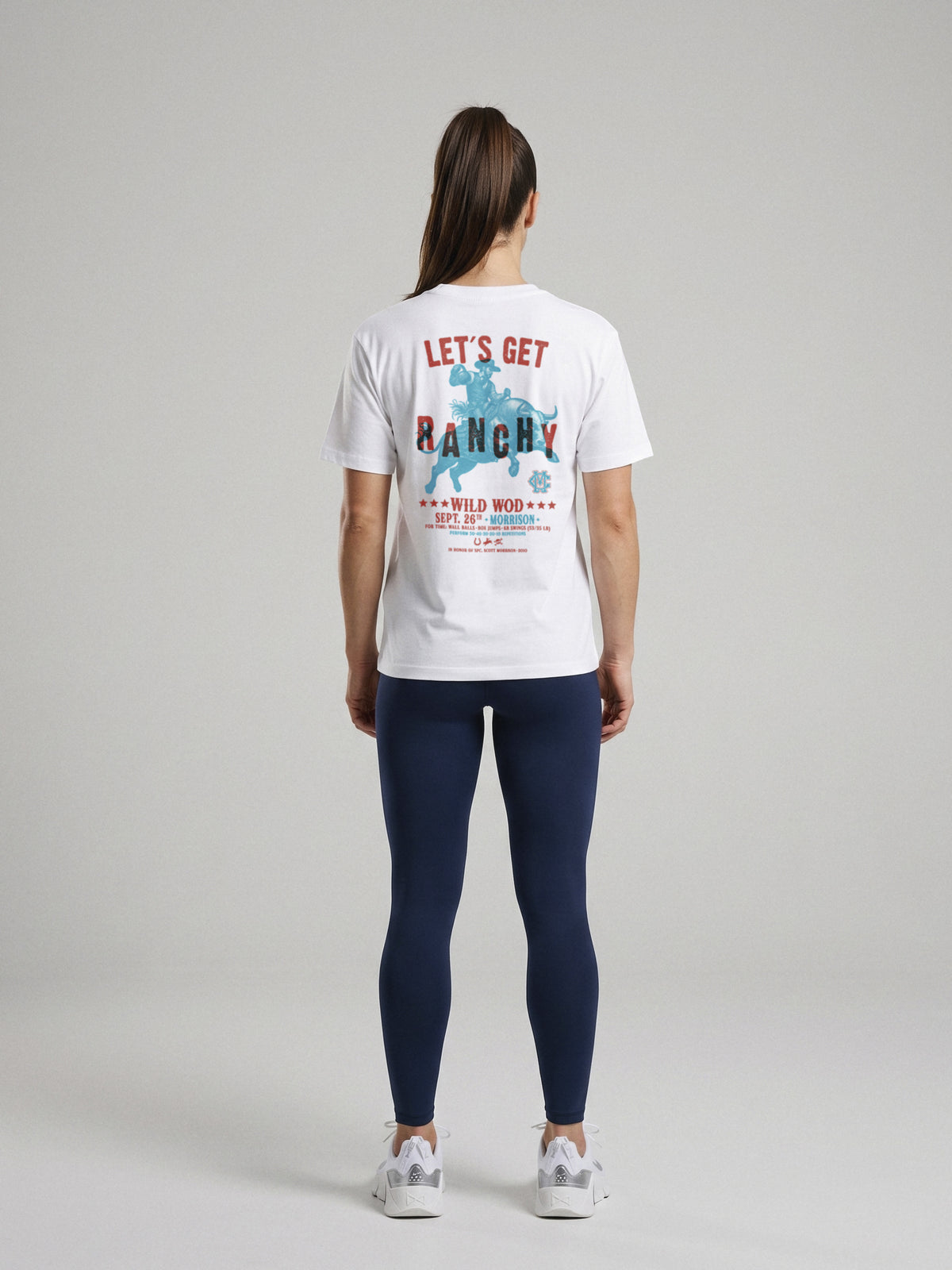 Let´s Get Ranchy - Regular Fit · Blanco · modelo chica · espalda