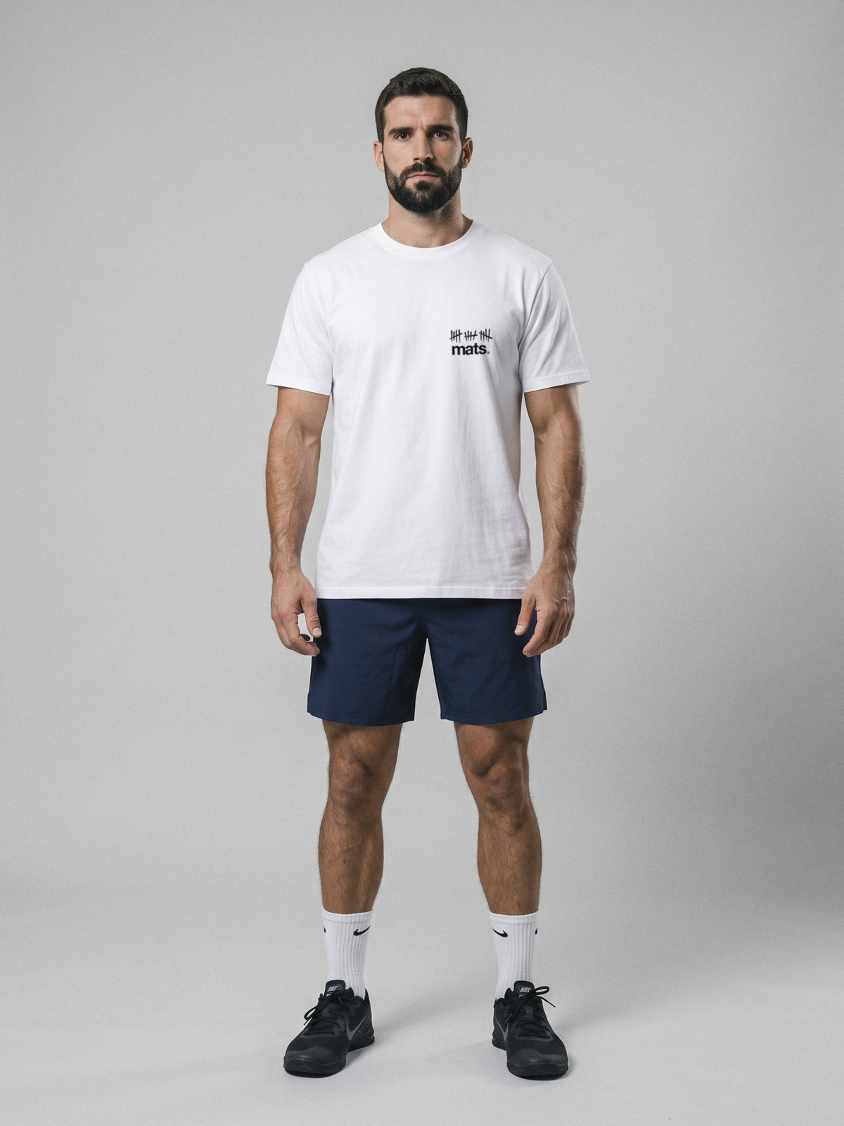 Mats - Authentic - Regular Fit · Blanco · modelo chico · frente