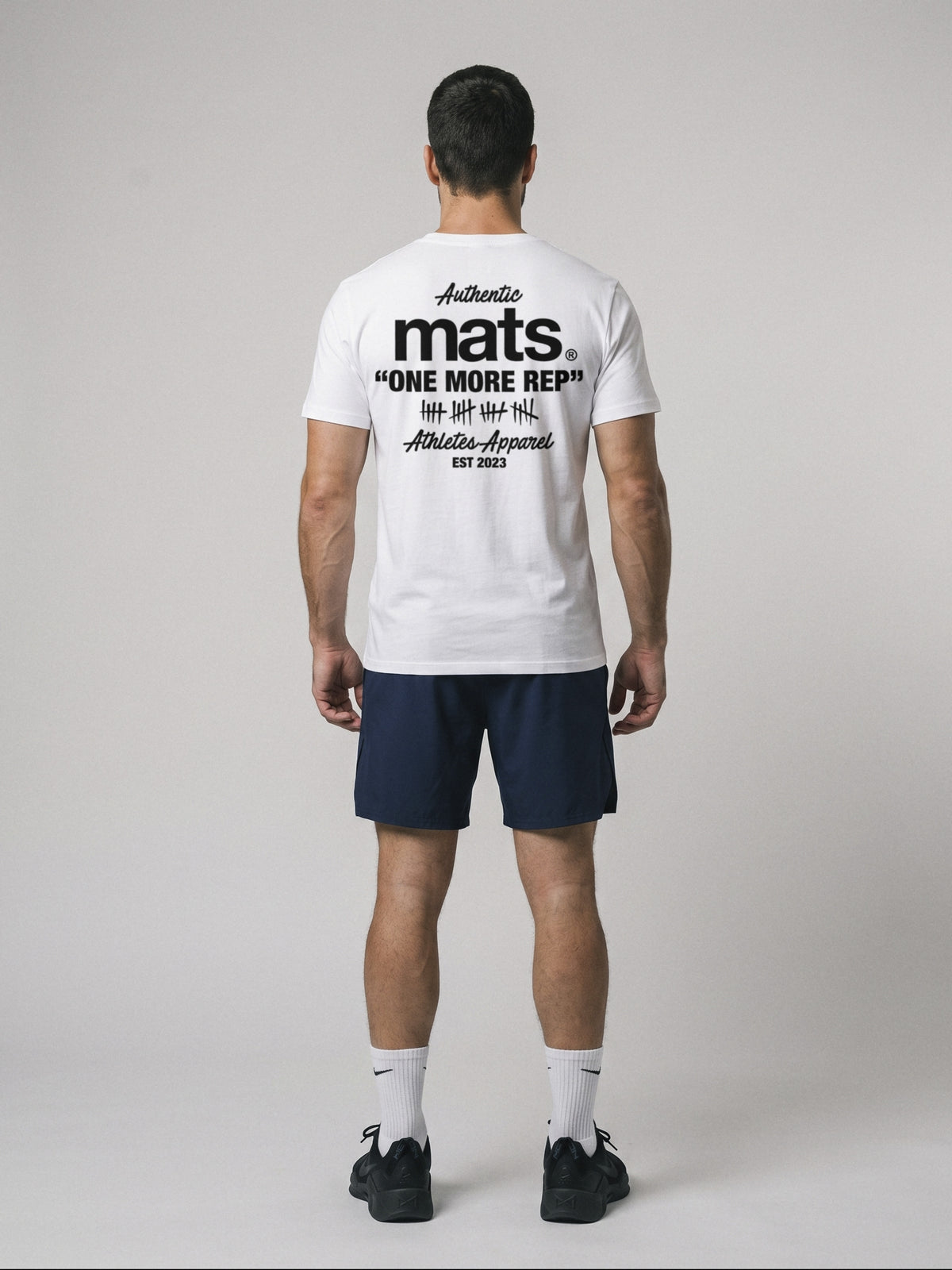 Mats - Authentic - Regular Fit · Blanco · modelo chico · espalda