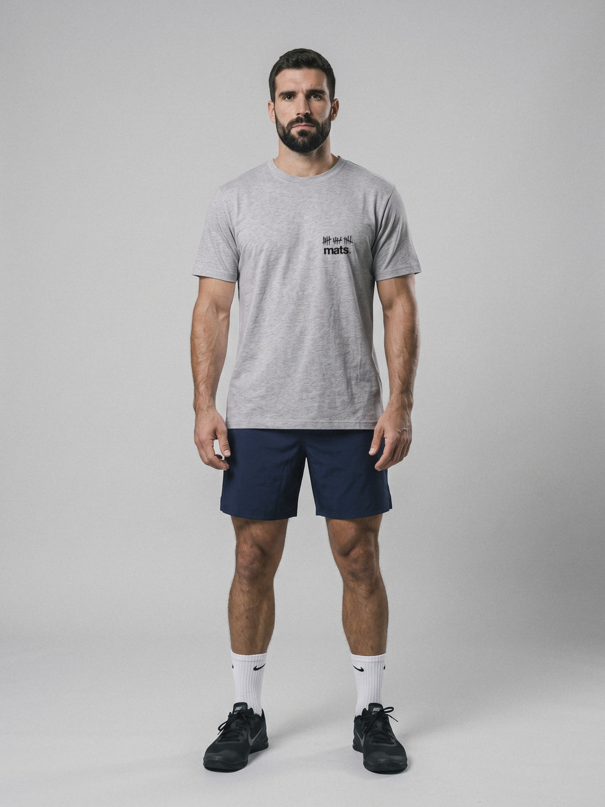Mats - Authentic - Regular Fit · Gris · modelo chico · frente