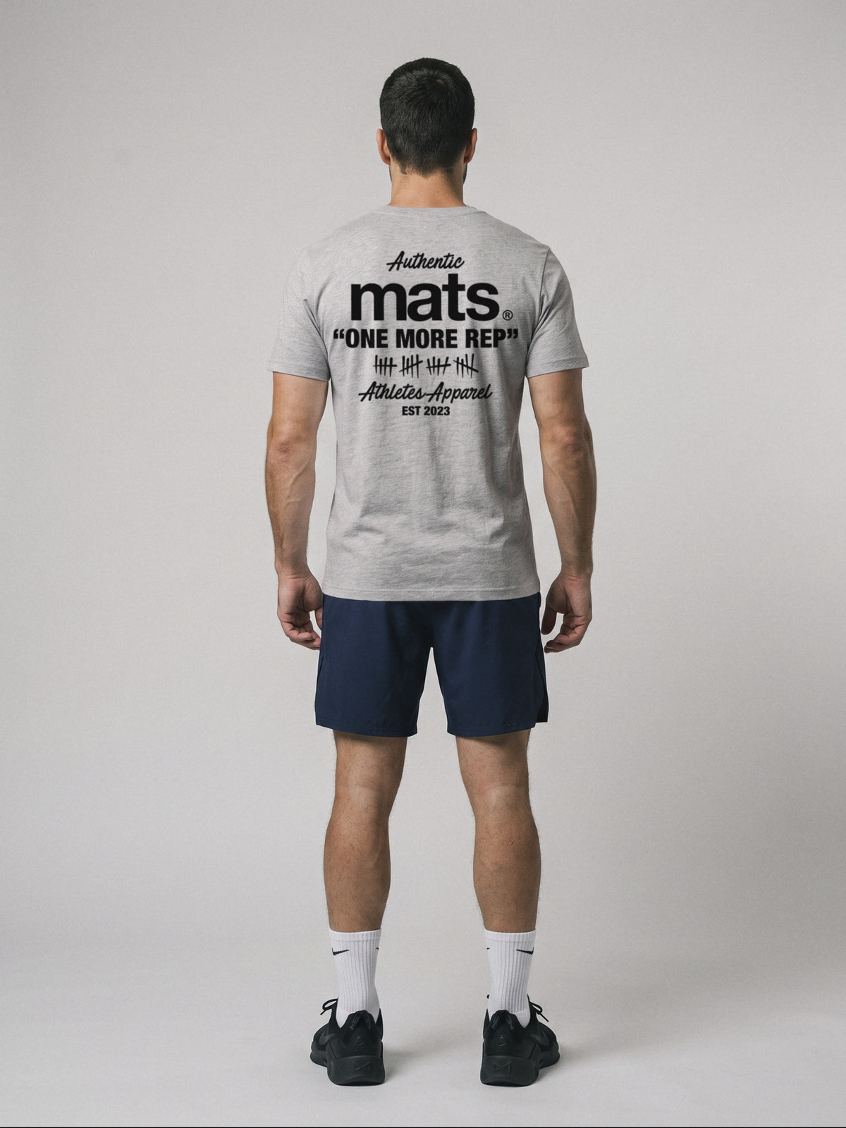 Mats - Authentic - Regular Fit · Gris · modelo chico · espalda
