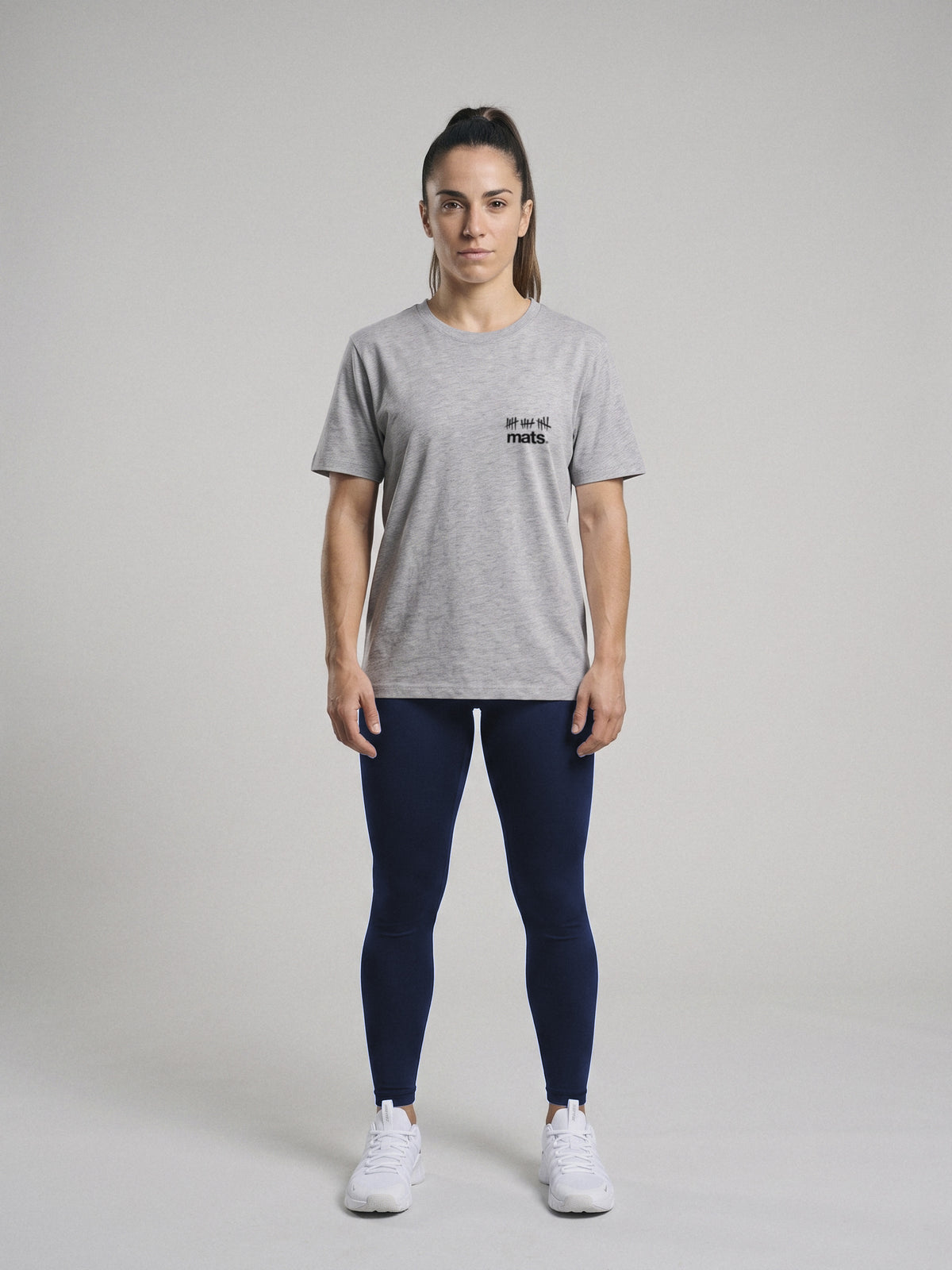 Mats - Authentic - Regular Fit · Gris · modelo chica · frente