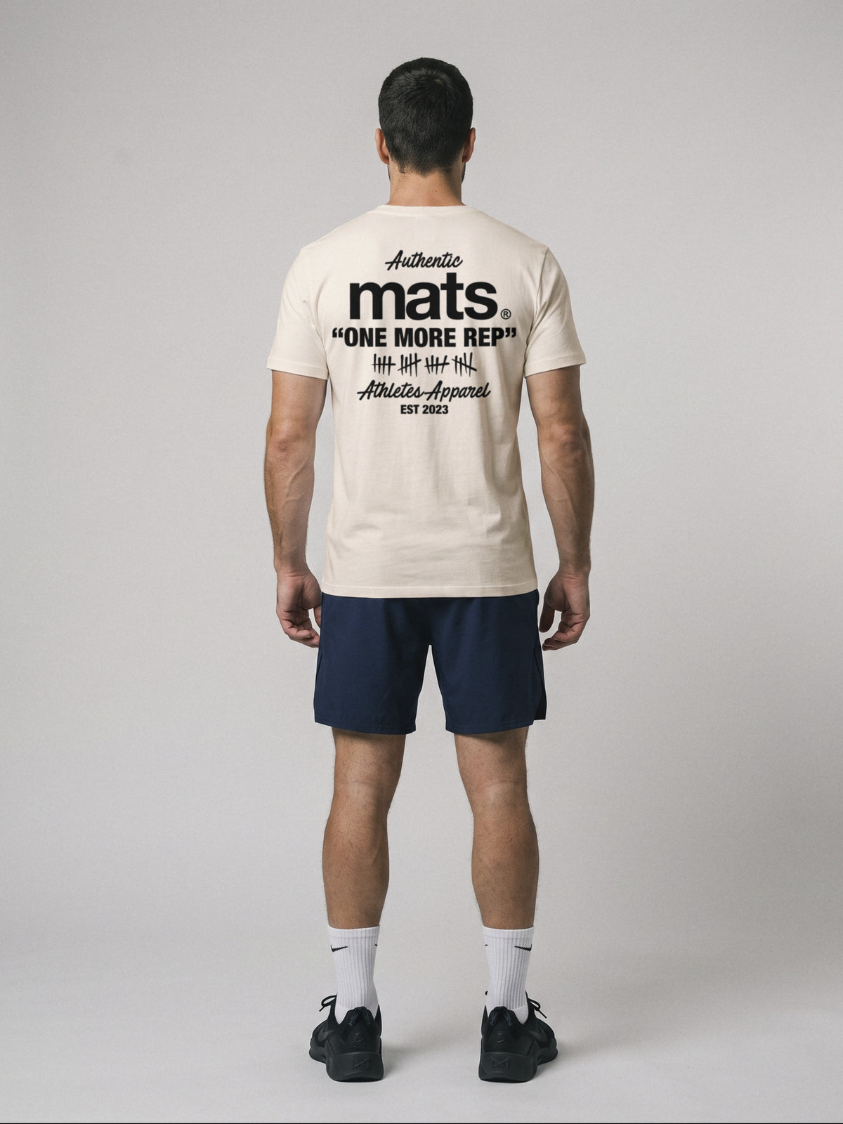 Mats - Authentic - Regular Fit · Natural · modelo chico · espalda