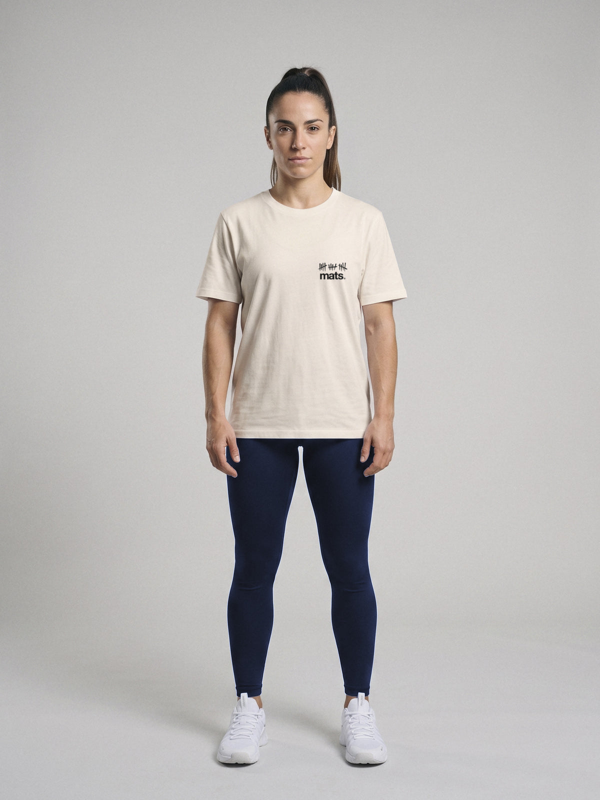Mats - Authentic - Regular Fit · Natural · modelo chica · frente