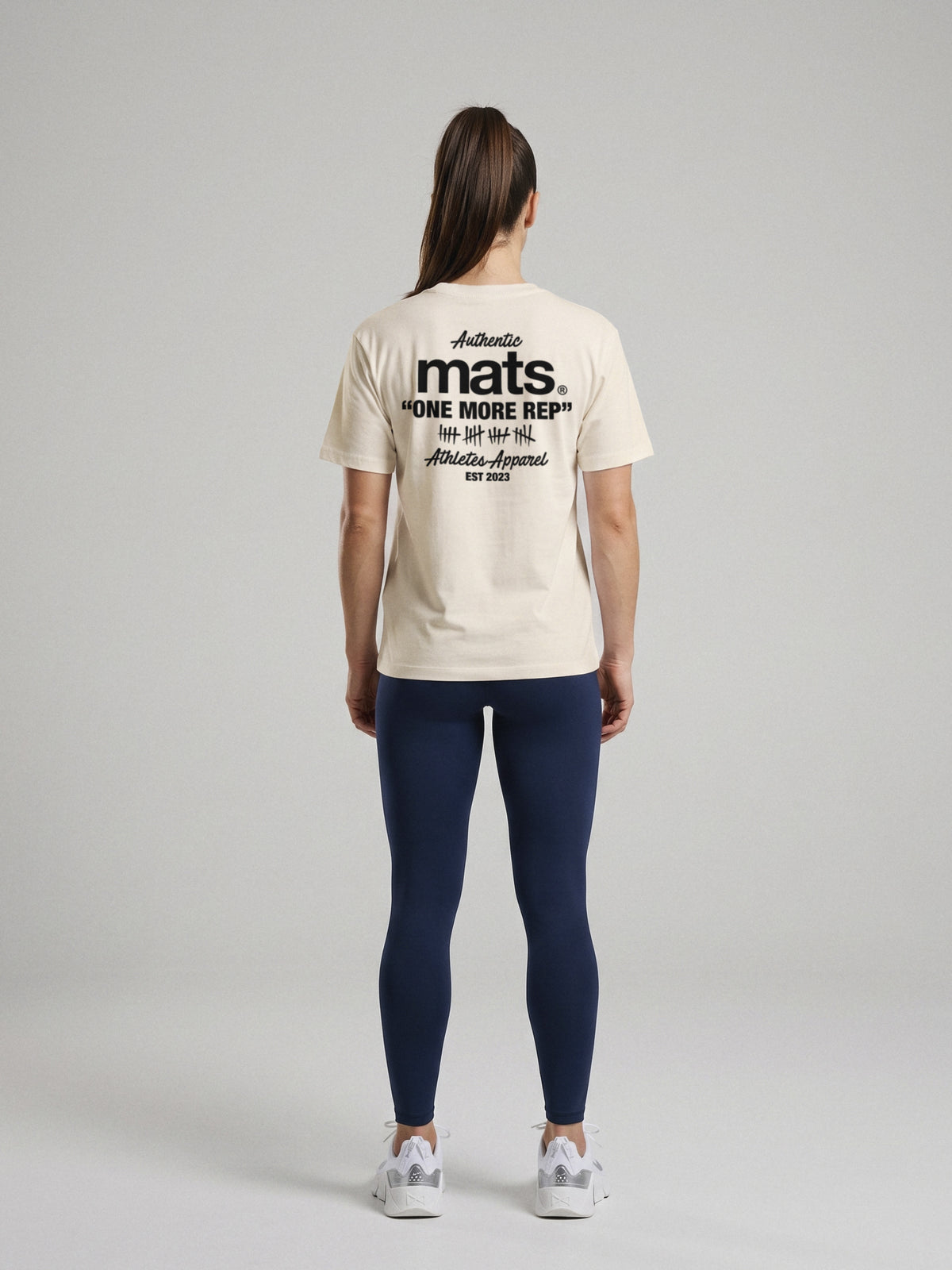 Mats - Authentic - Regular Fit · Natural · modelo chica · espalda
