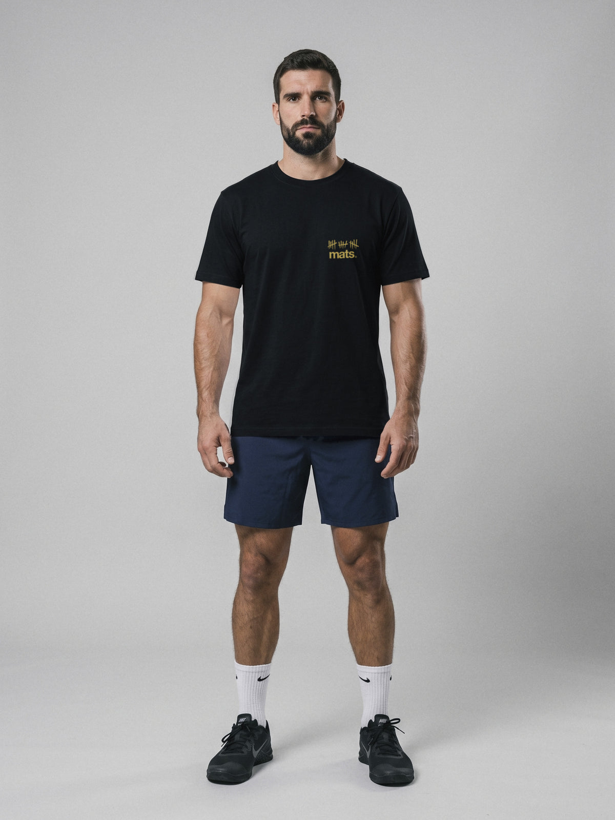 Mats - Authentic - Regular Fit · Negro · modelo chico · frente
