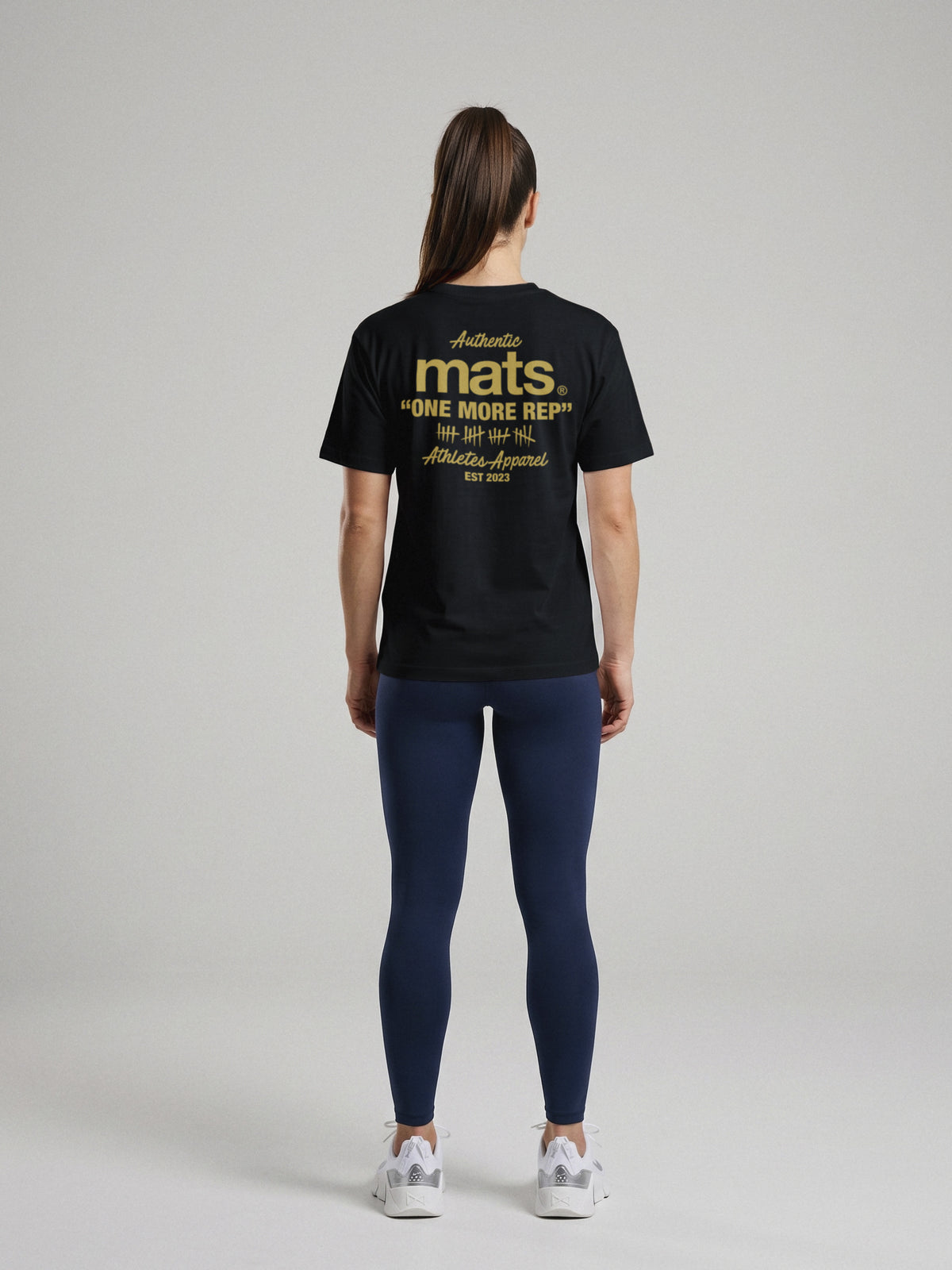 Mats - Authentic - Regular Fit · Negro · modelo chica · espalda