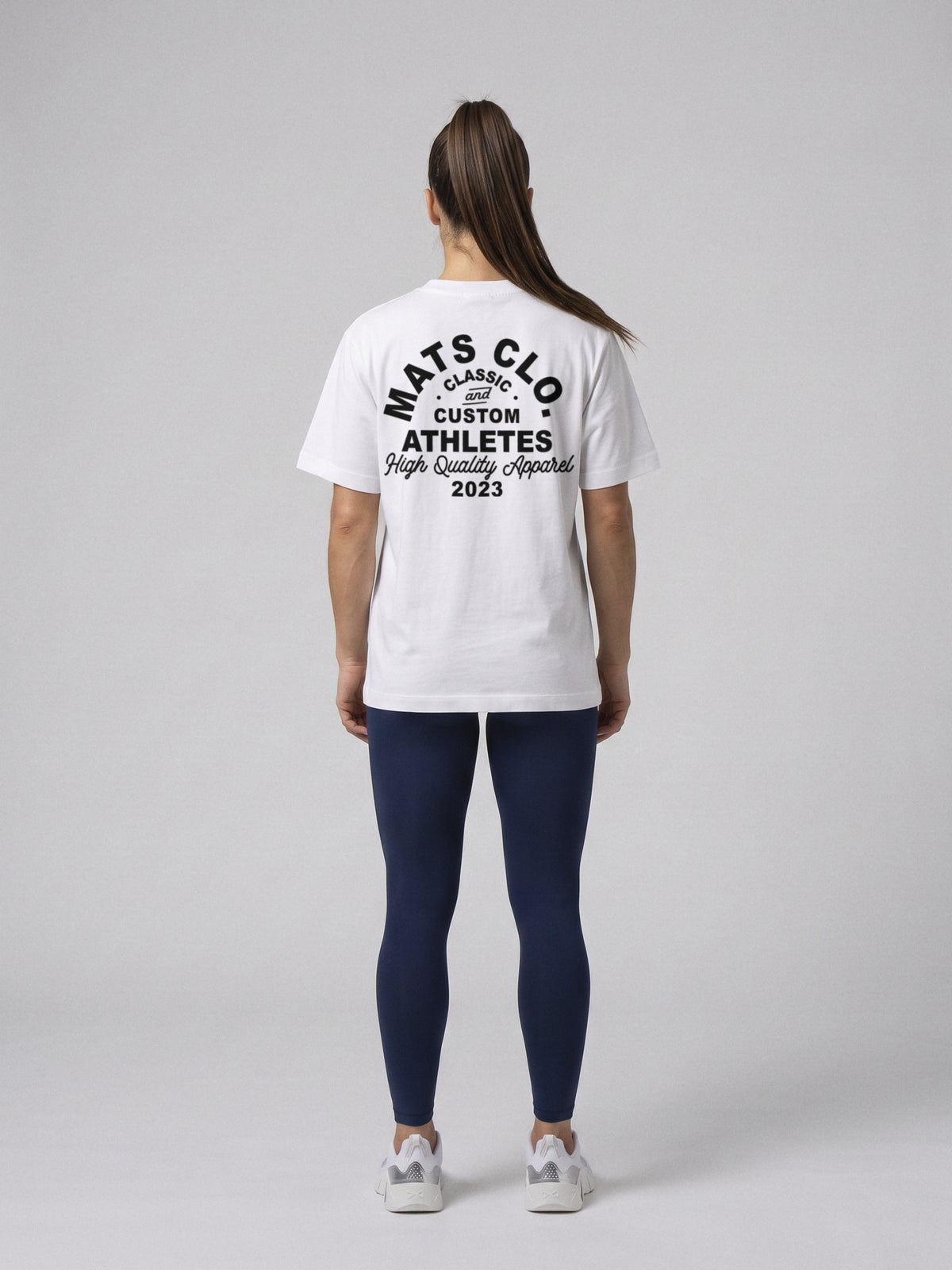 Mats Clo Lettering - Oversize · Blanco · modelo chica · espalda