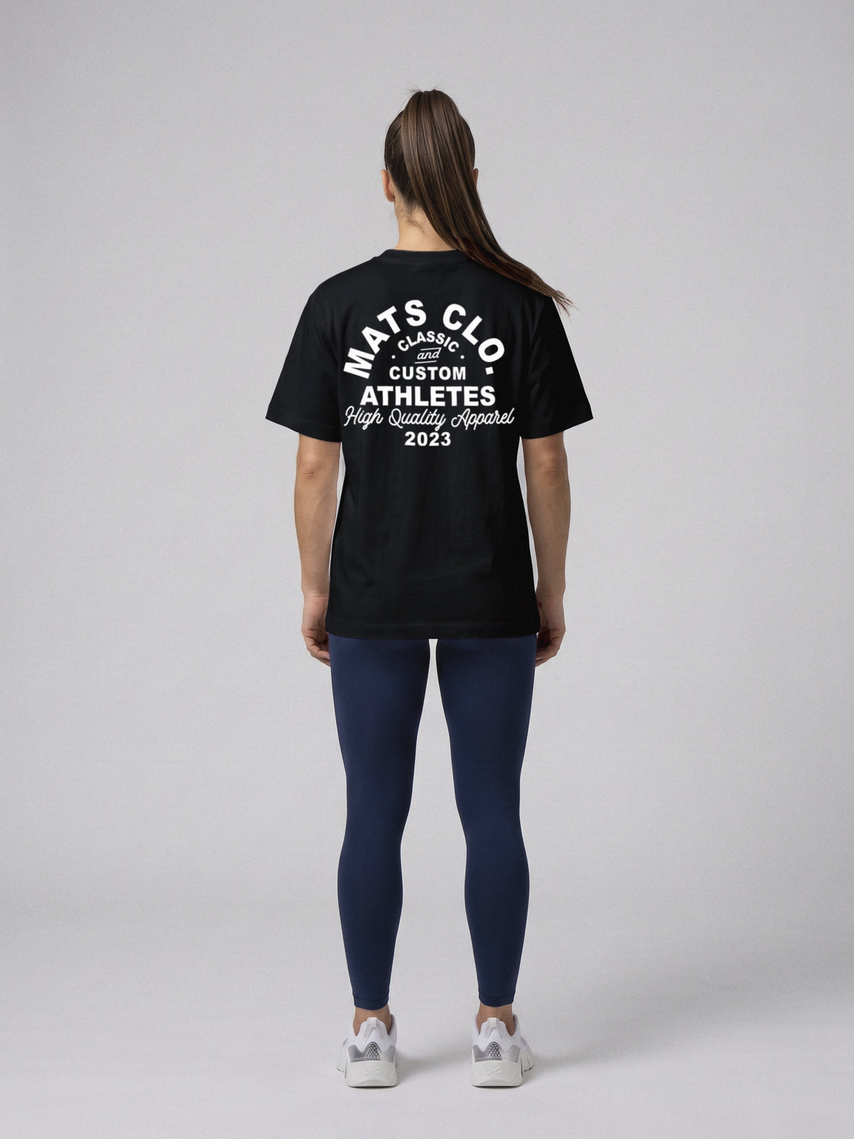 Mats Clo Lettering - Oversize · Negro · modelo chica · espalda
