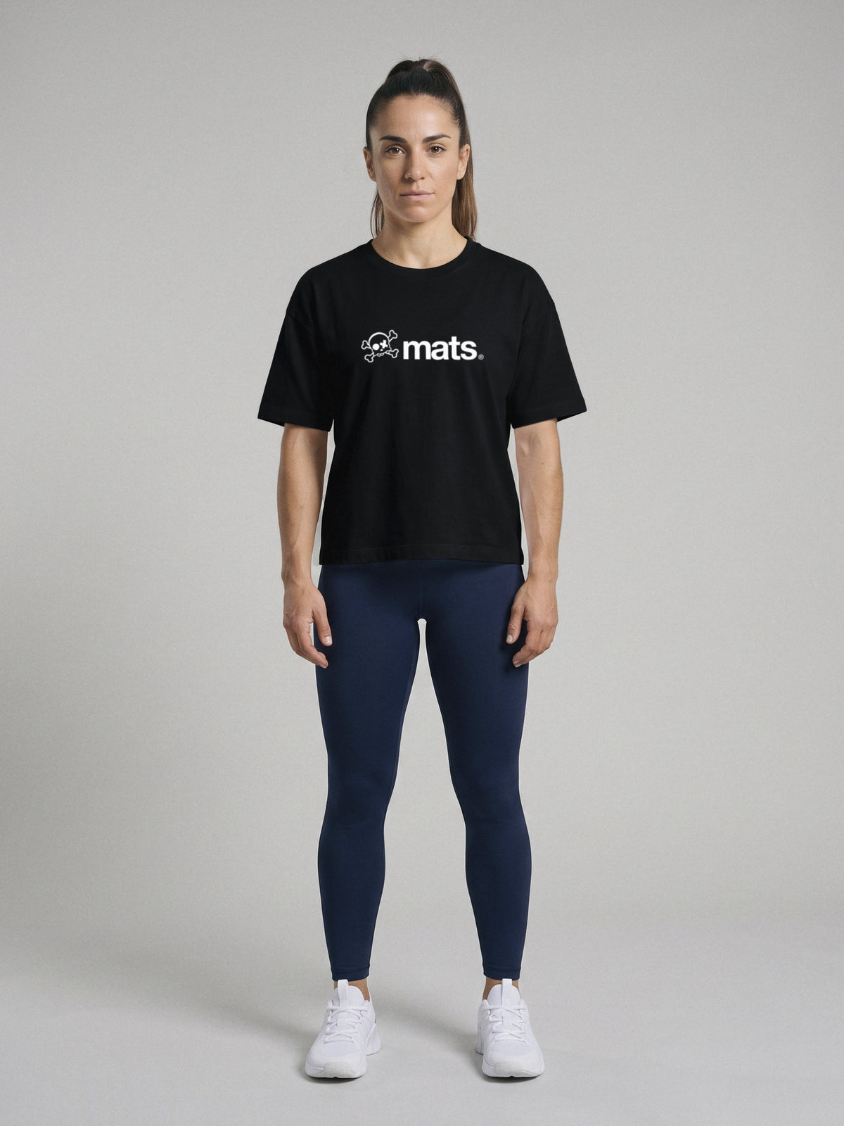 Mats Logo - Boxy Fit · Negro · modelo chica · frente