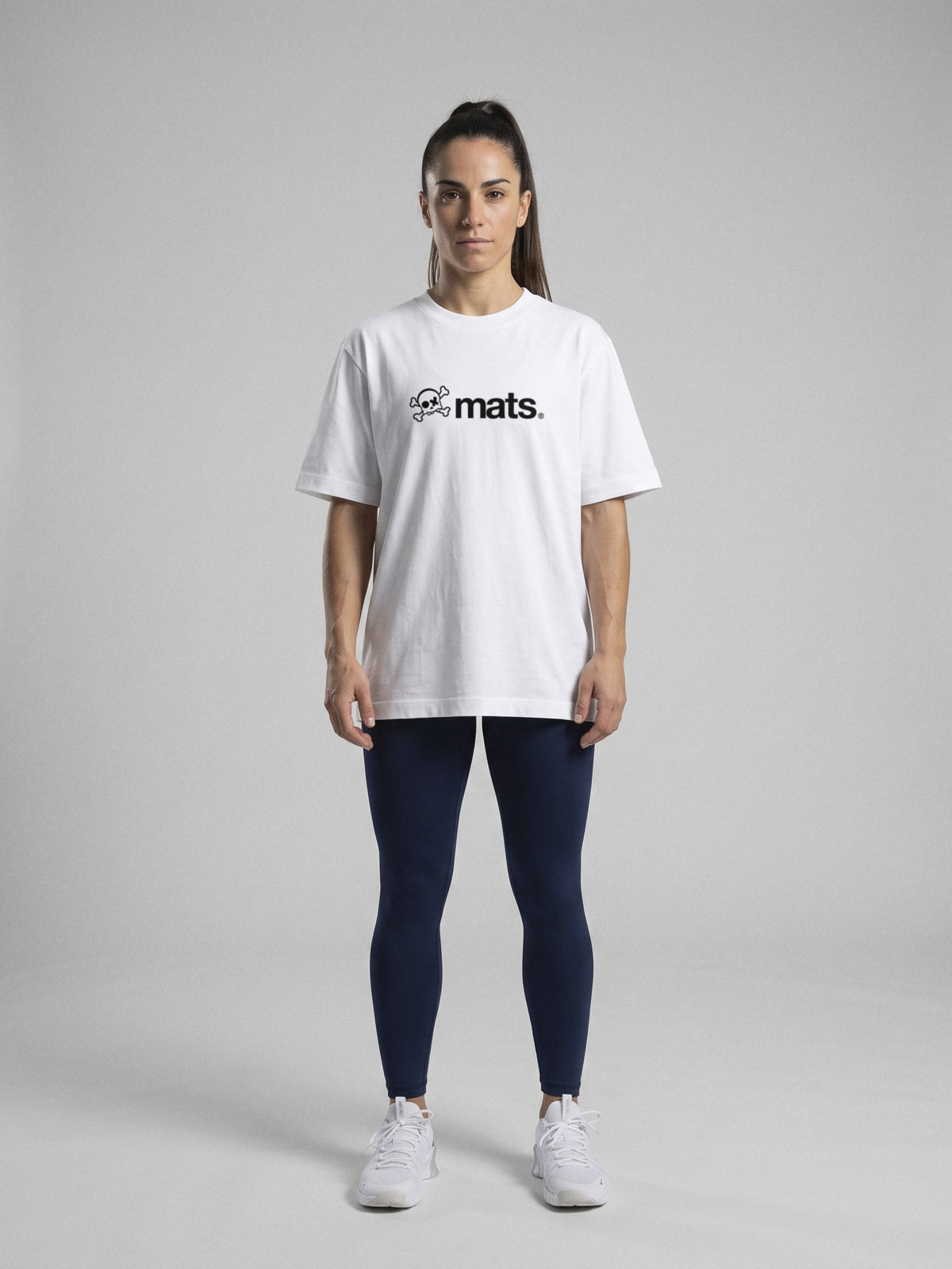 Mats Logo - Oversize · Blanco · modelo chica · frente