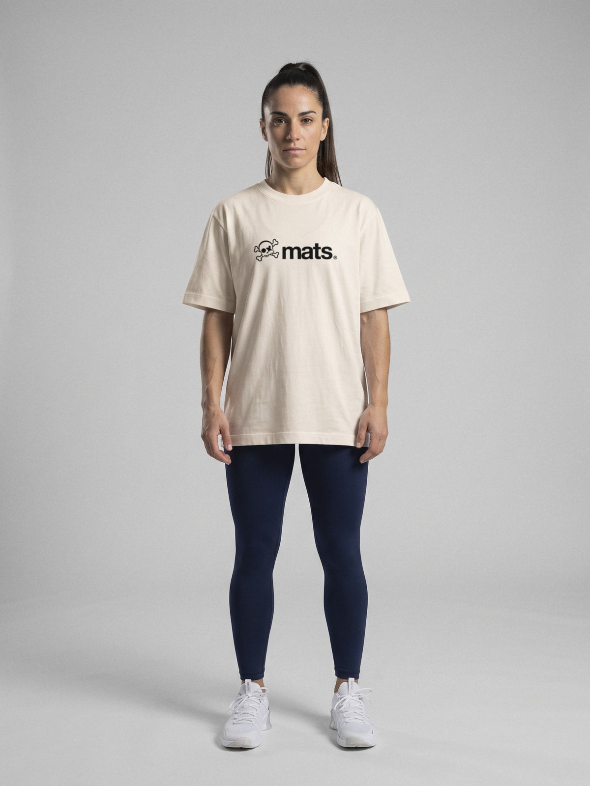 Mats Logo - Oversize · Natural · modelo chica · frente