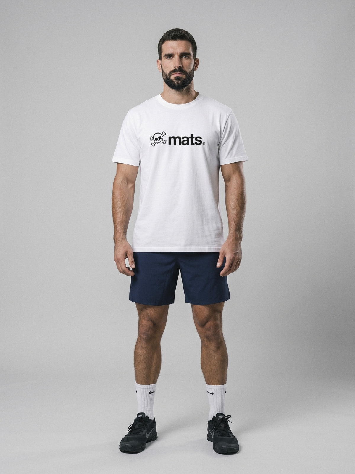 Mats Logo - Regular Fit · Blanco · modelo chico · frente