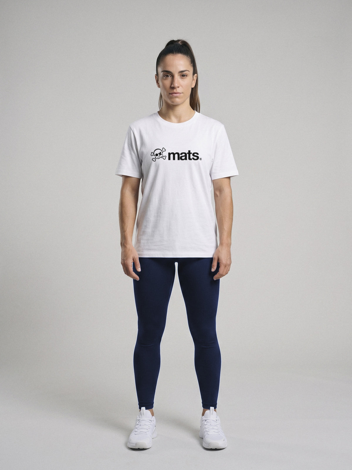 Mats Logo - Regular Fit · Blanco · modelo chica · frente
