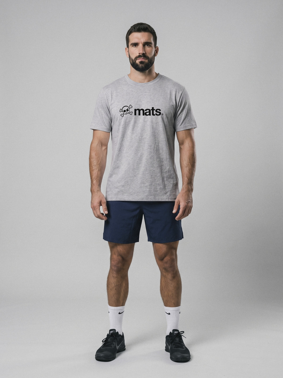 Mats Logo - Regular Fit · Gris · modelo chico · frente