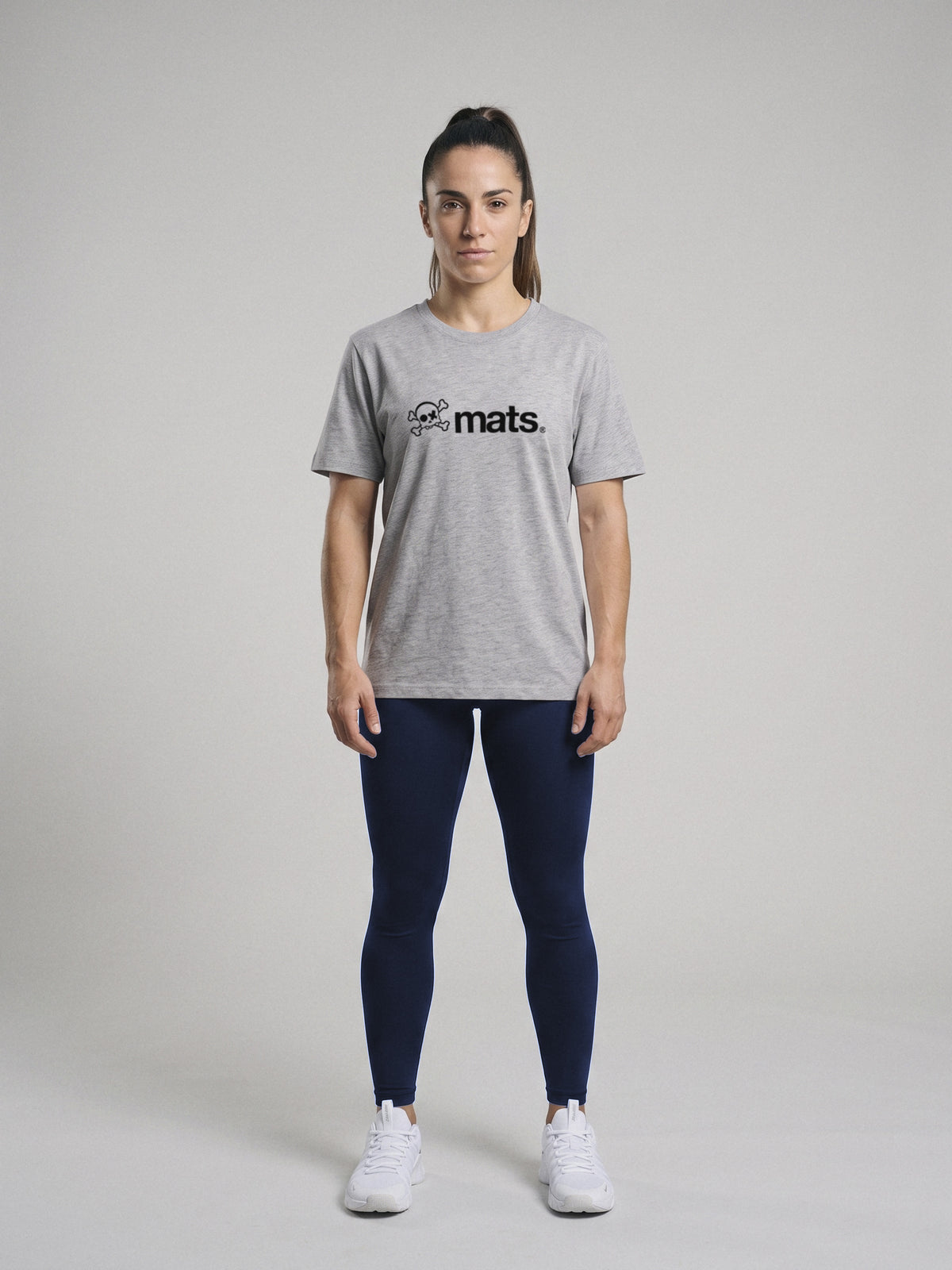 Mats Logo - Regular Fit · Gris · modelo chica · frente