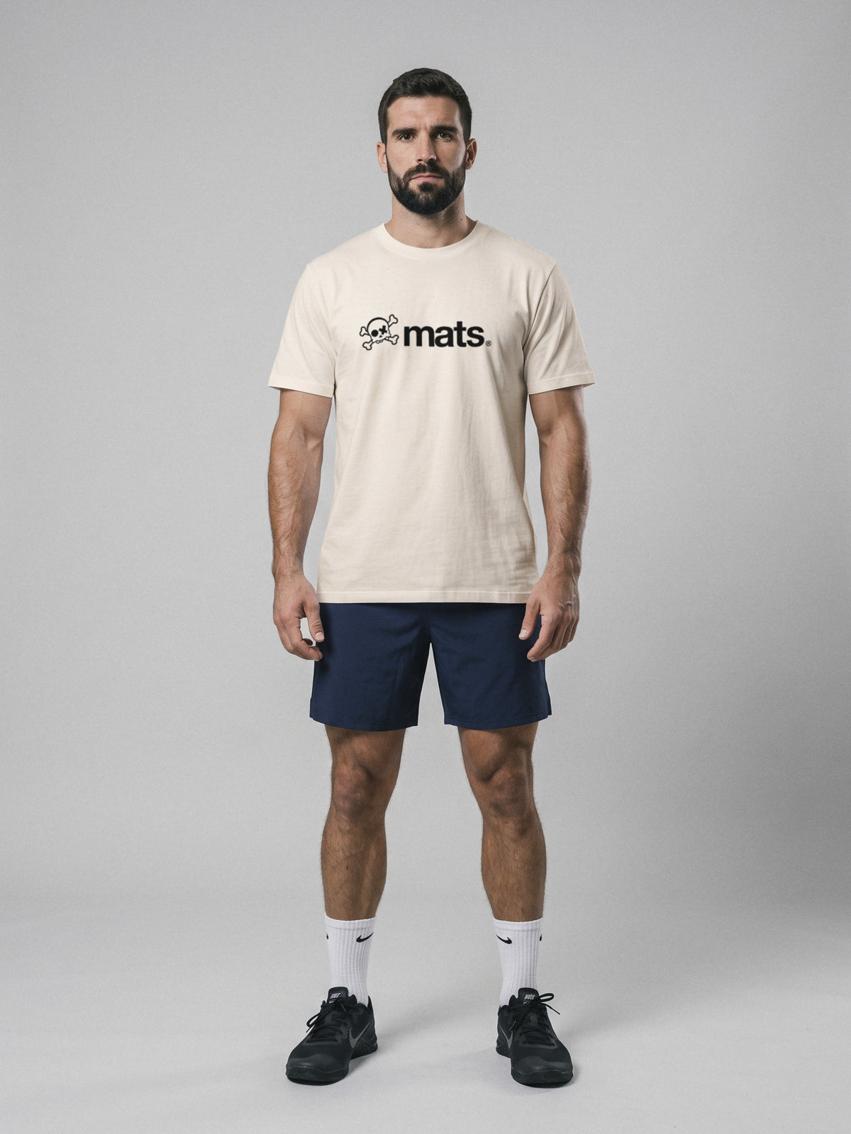 Mats Logo - Regular Fit · Natural · modelo chico · frente