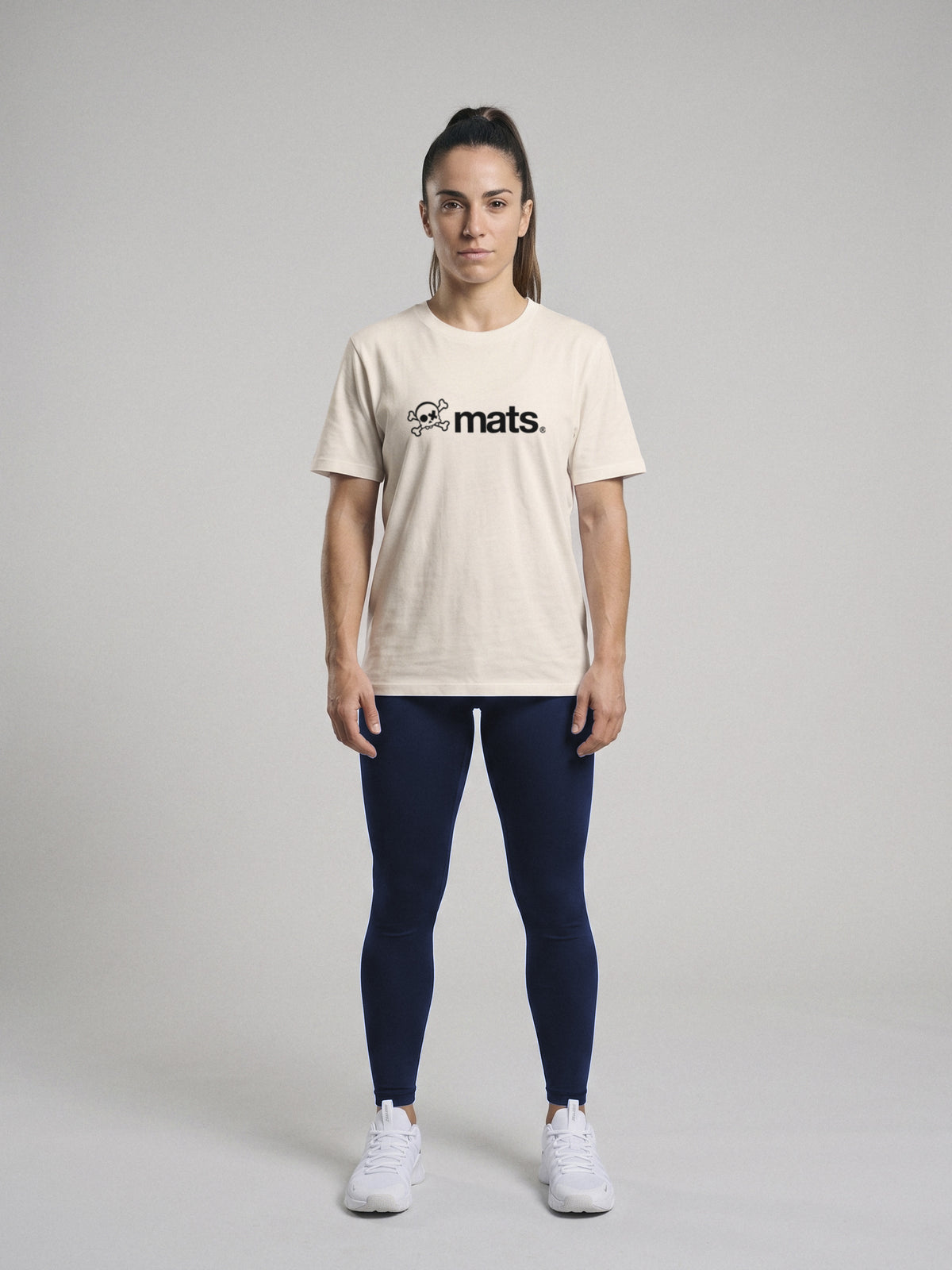 Mats Logo - Regular Fit · Natural · modelo chica · frente