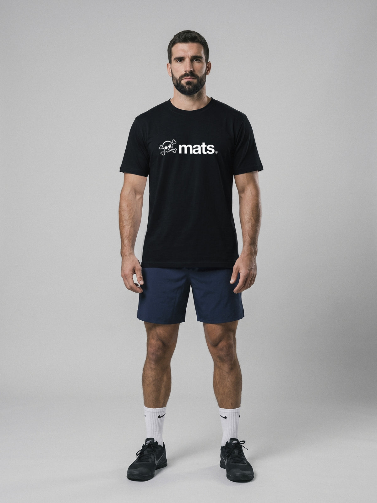 Mats Logo - Regular Fit · Negro · modelo chico · frente