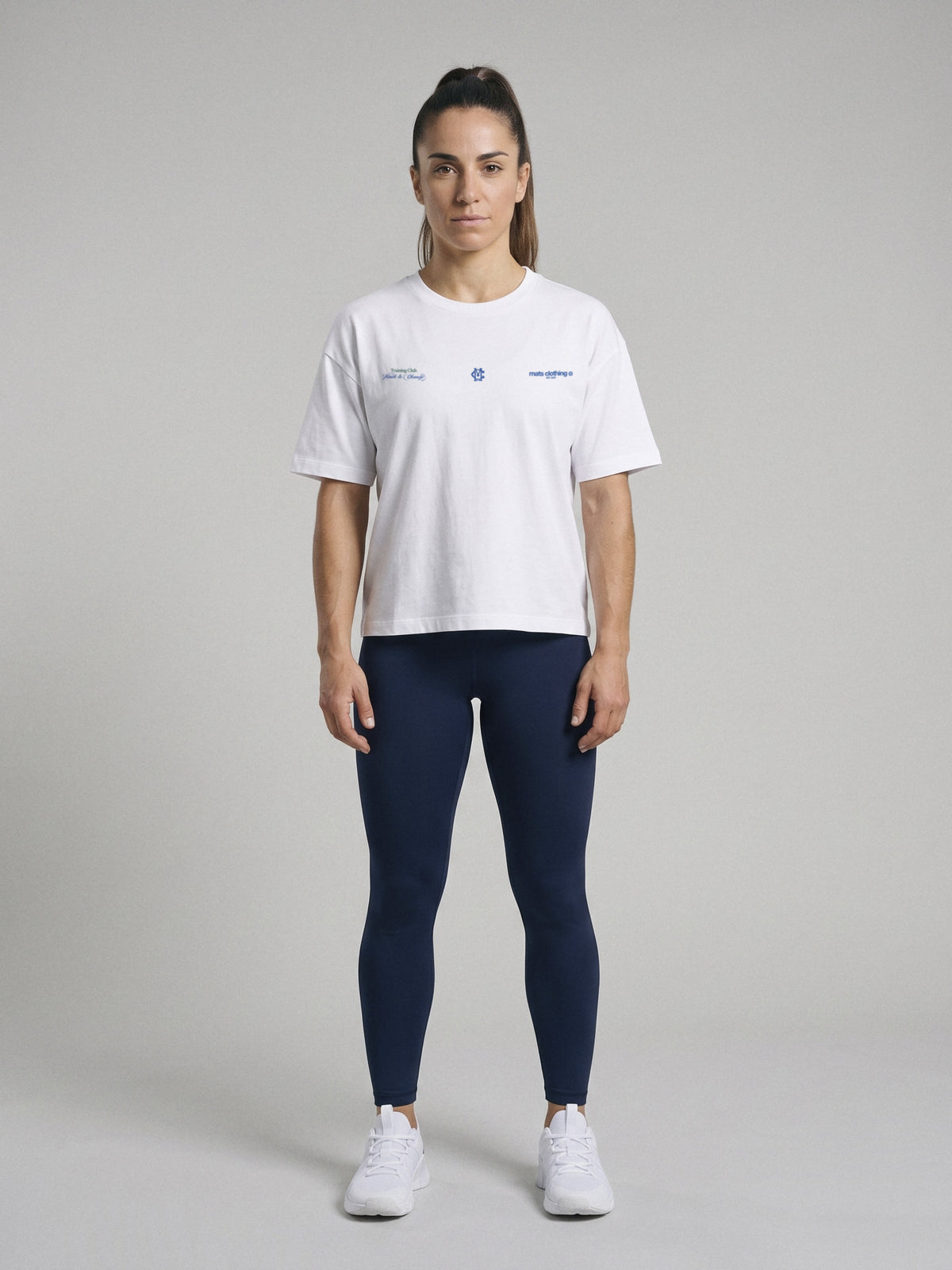 Mats Training Club - Boxy Fit · Blanco · modelo chica · frente