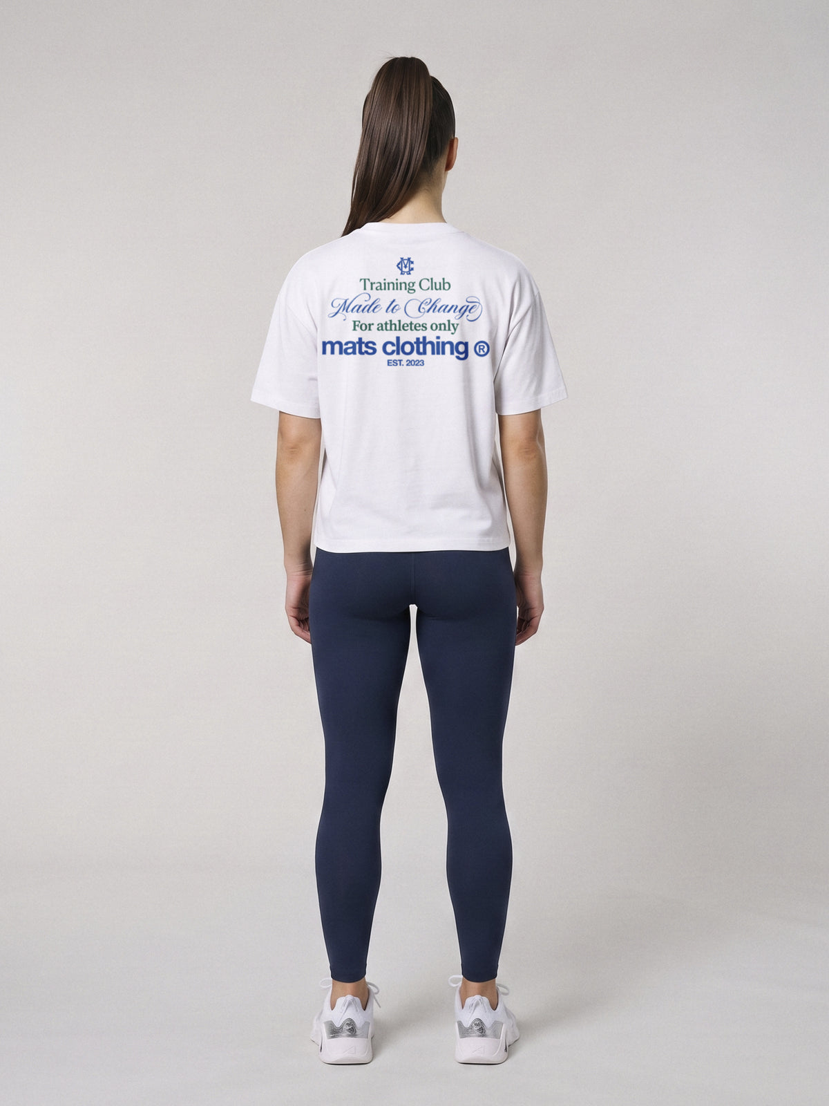 Mats Training Club - Boxy Fit · Blanco · modelo chica · espalda