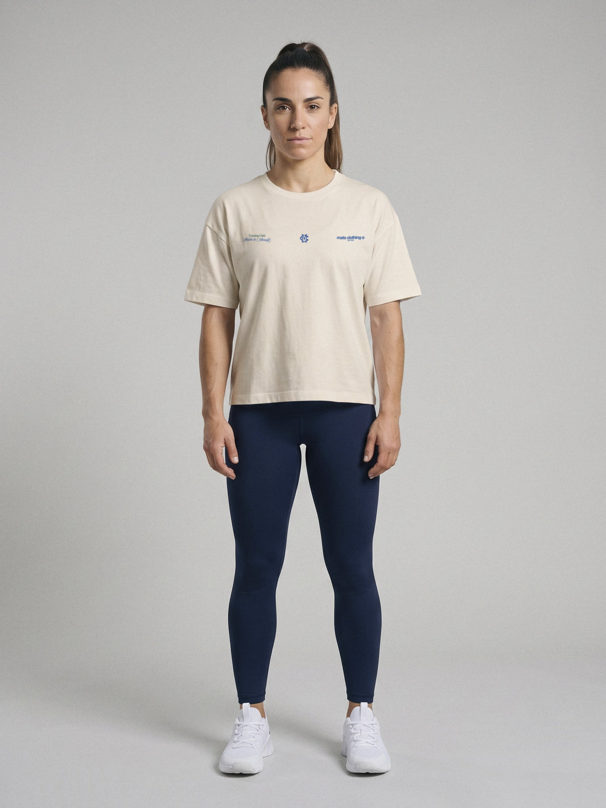 Mats Training Club - Boxy Fit · Natural · modelo chica · frente