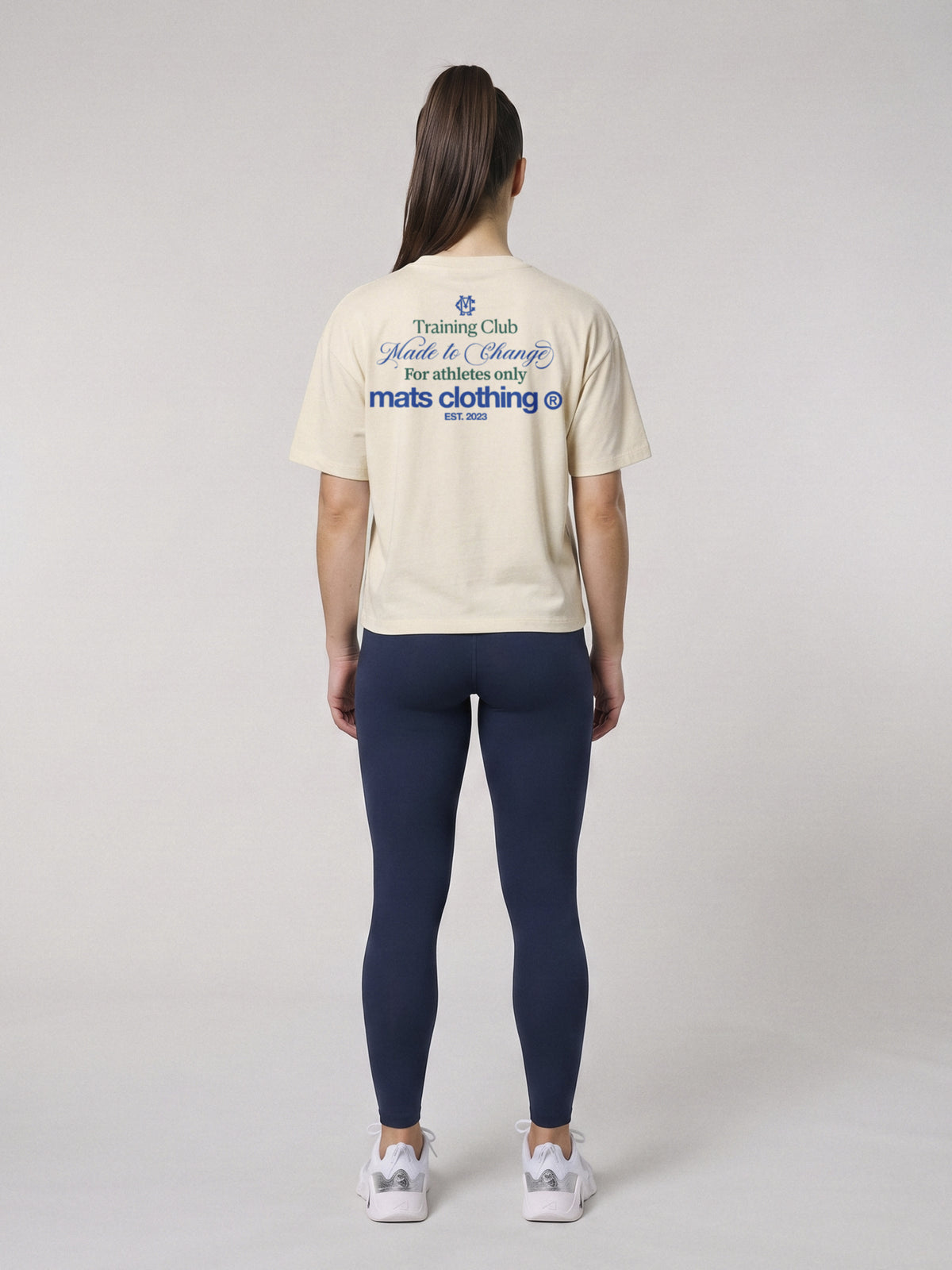Mats Training Club - Boxy Fit · Natural · modelo chica · espalda