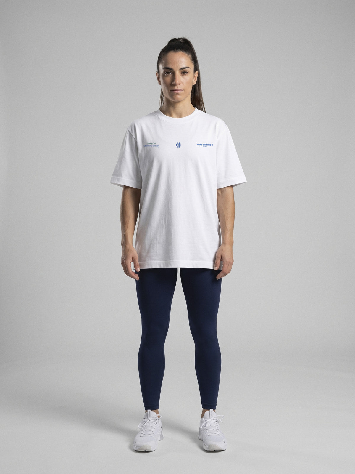 Mats Training Club - Oversize · Blanco · modelo chica · frente