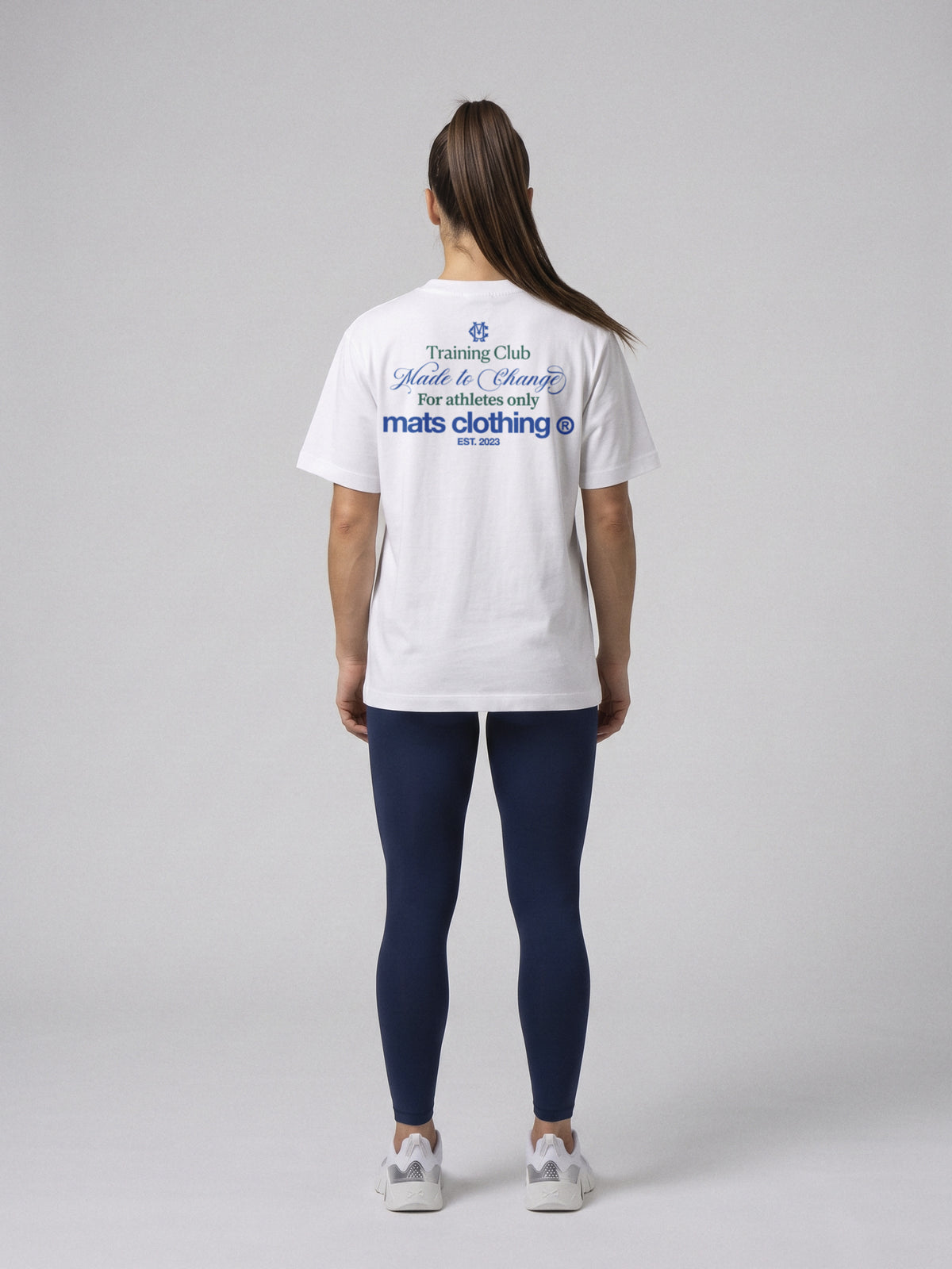 Mats Training Club - Oversize · Blanco · modelo chica · espalda