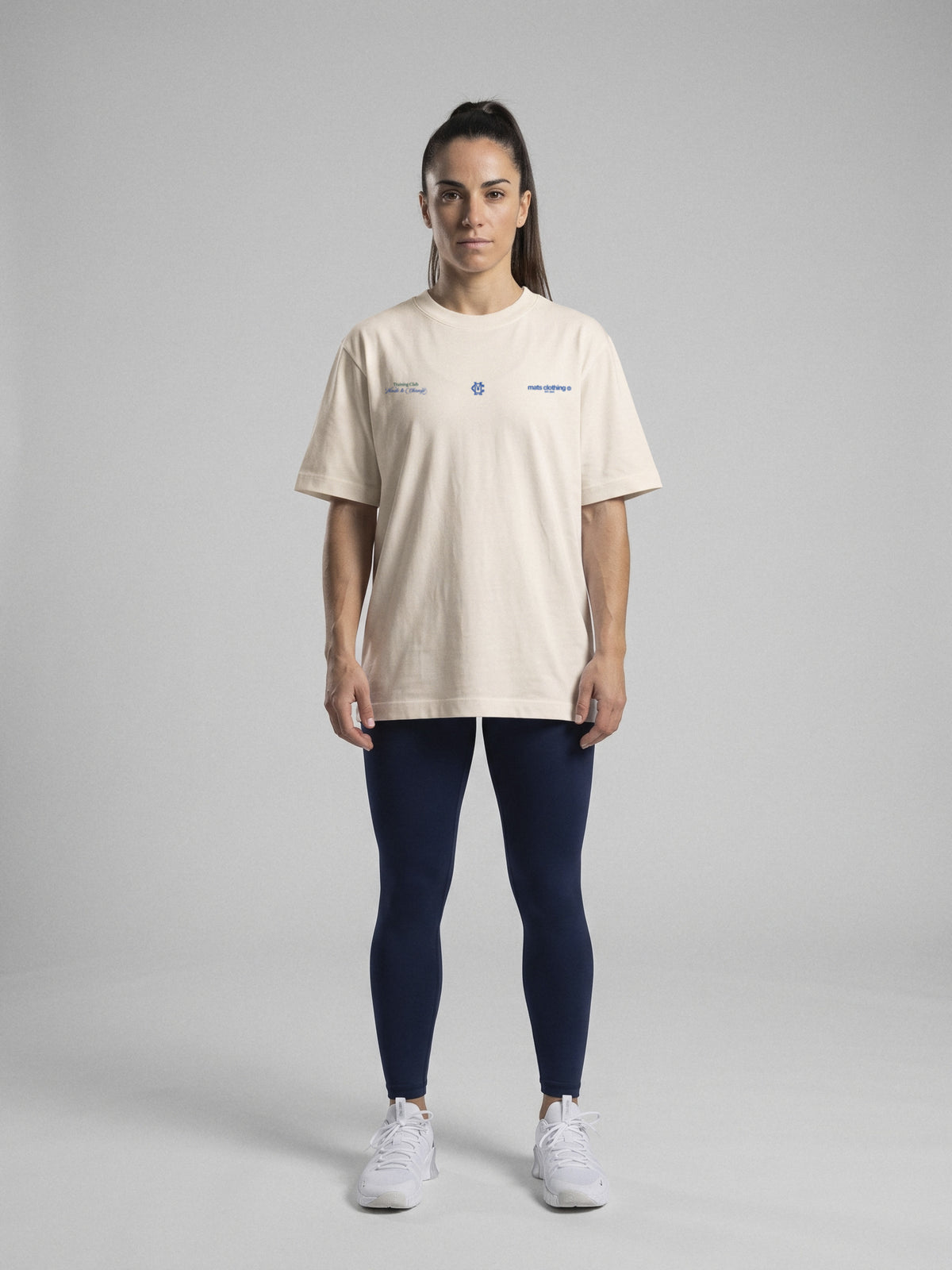 Mats Training Club - Oversize · Natural · modelo chica · frente