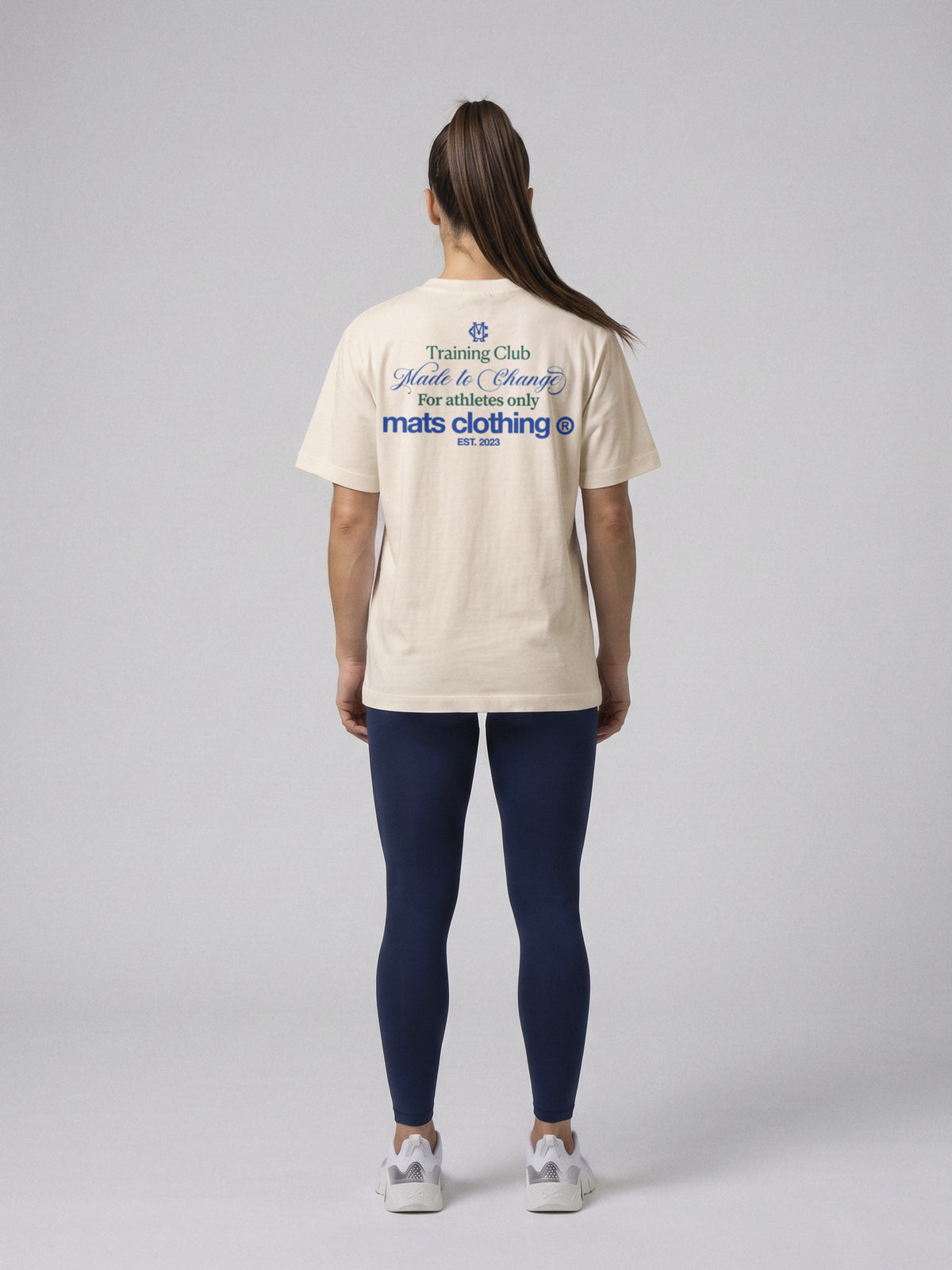 Mats Training Club - Oversize · Natural · modelo chica · espalda