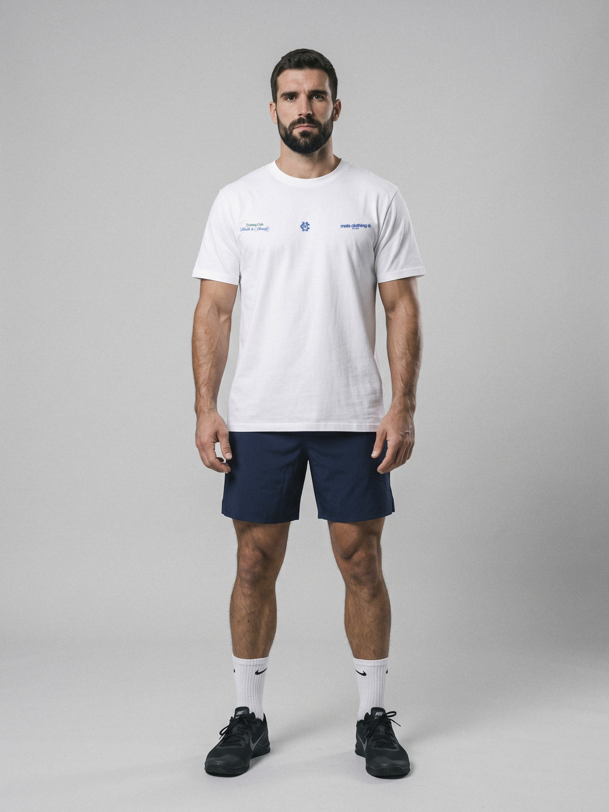Mats Training Club - Regular Fit · Blanco · modelo chico · frente