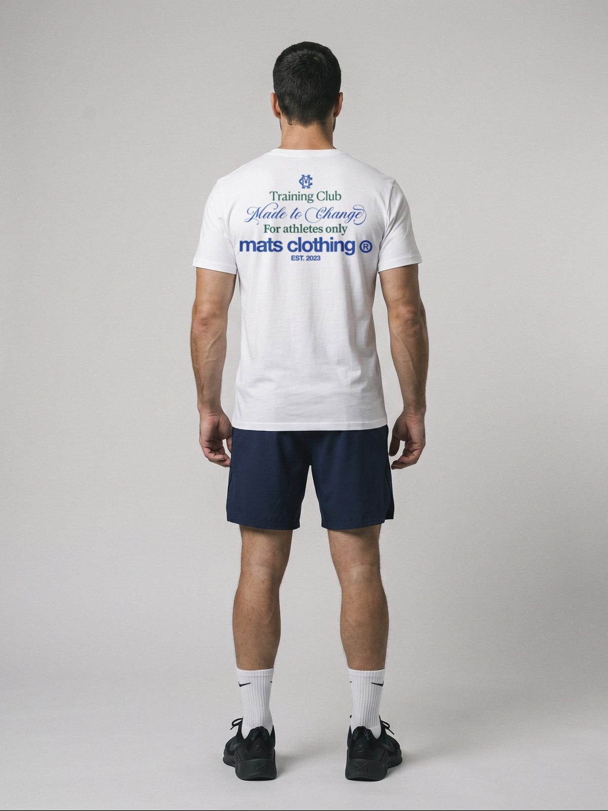 Mats Training Club - Regular Fit · Blanco · modelo chico · espalda