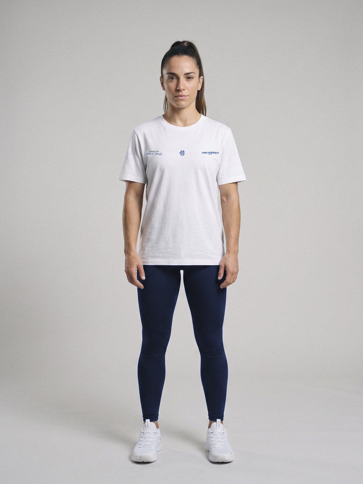 Mats Training Club - Regular Fit · Blanco · modelo chica · frente