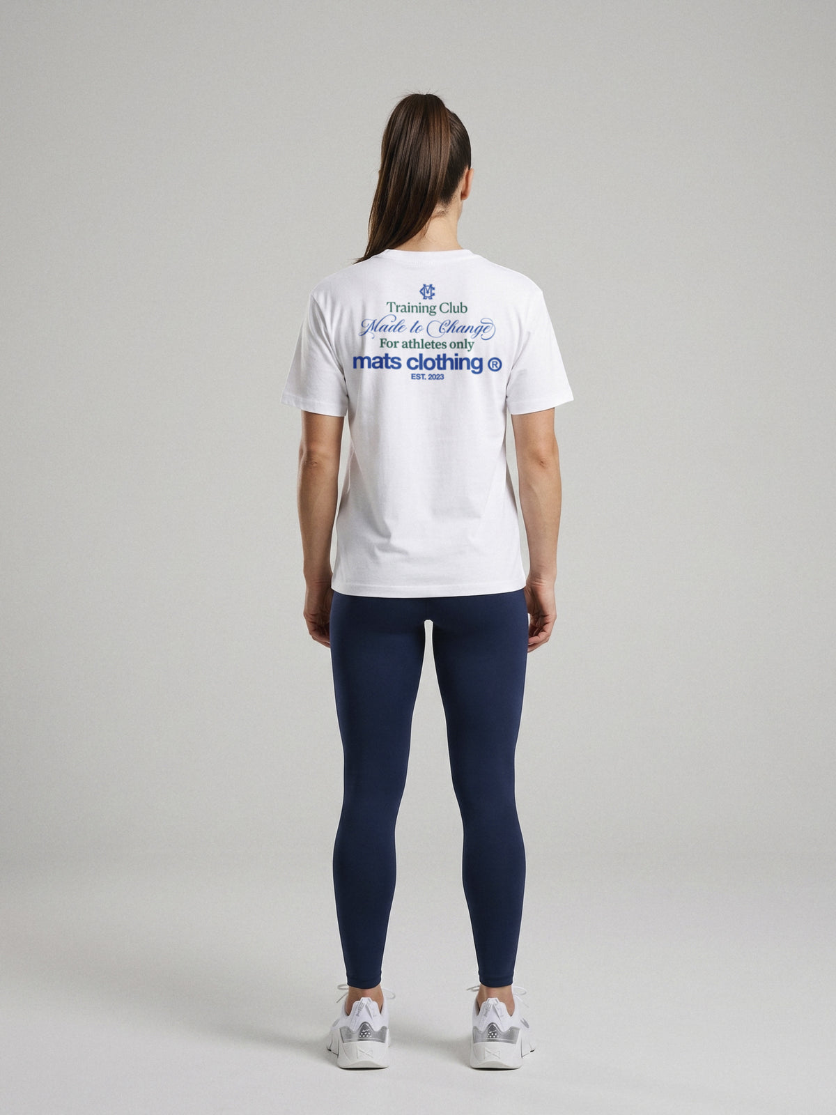 Mats Training Club - Regular Fit · Blanco · modelo chica · espalda