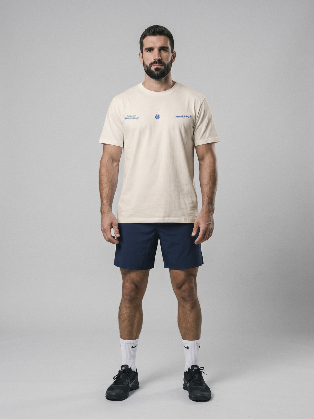 Mats Training Club - Regular Fit · Natural · modelo chico · frente