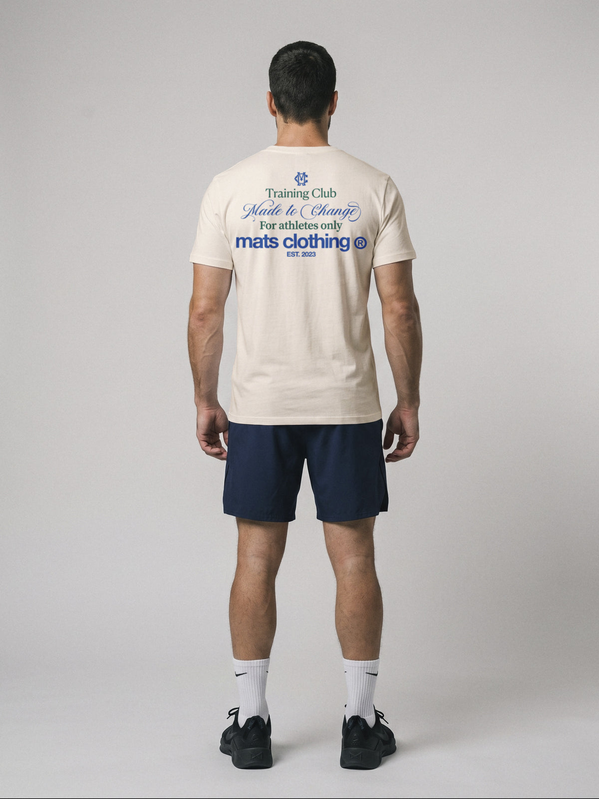 Mats Training Club - Regular Fit · Natural · modelo chico · espalda