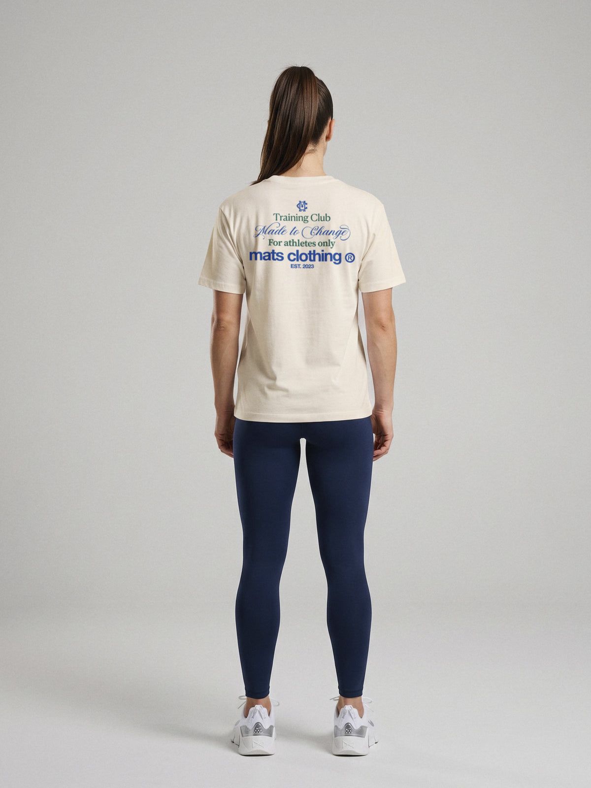 Mats Training Club - Regular Fit · Natural · modelo chica · espalda