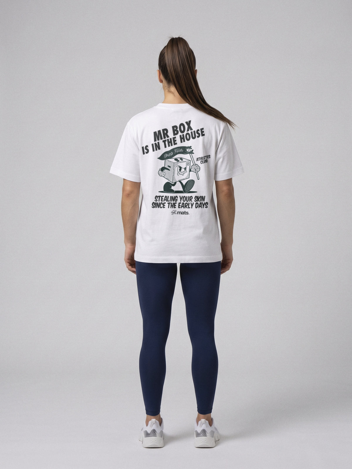 Mr Box Is In The House - Oversize · Blanco · modelo chica · espalda