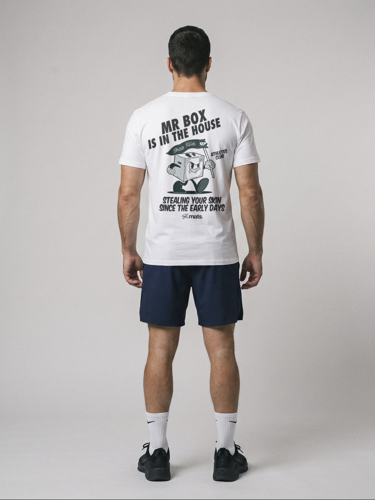 Mr Box Is In The House - Regular Fit · Blanco · modelo chico · espalda