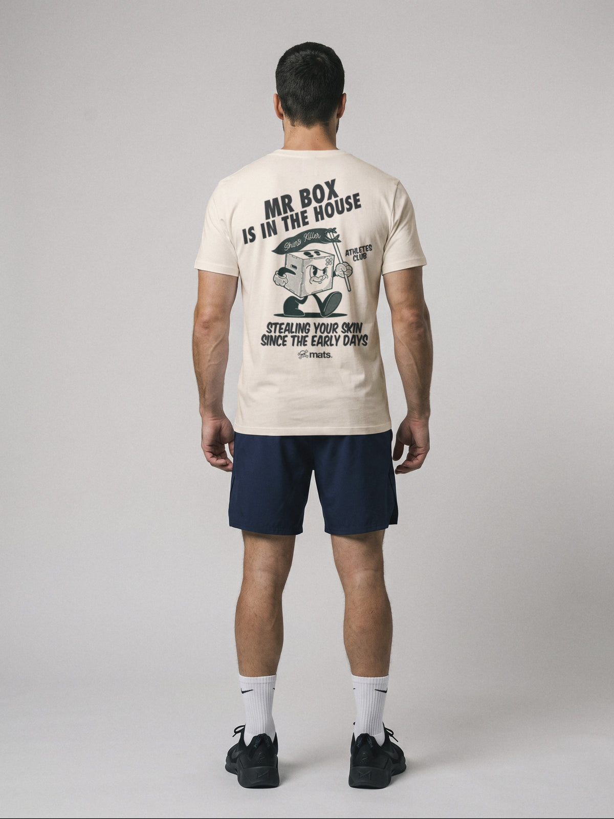 Mr Box Is In The House - Regular Fit · Natural · modelo chico · espalda