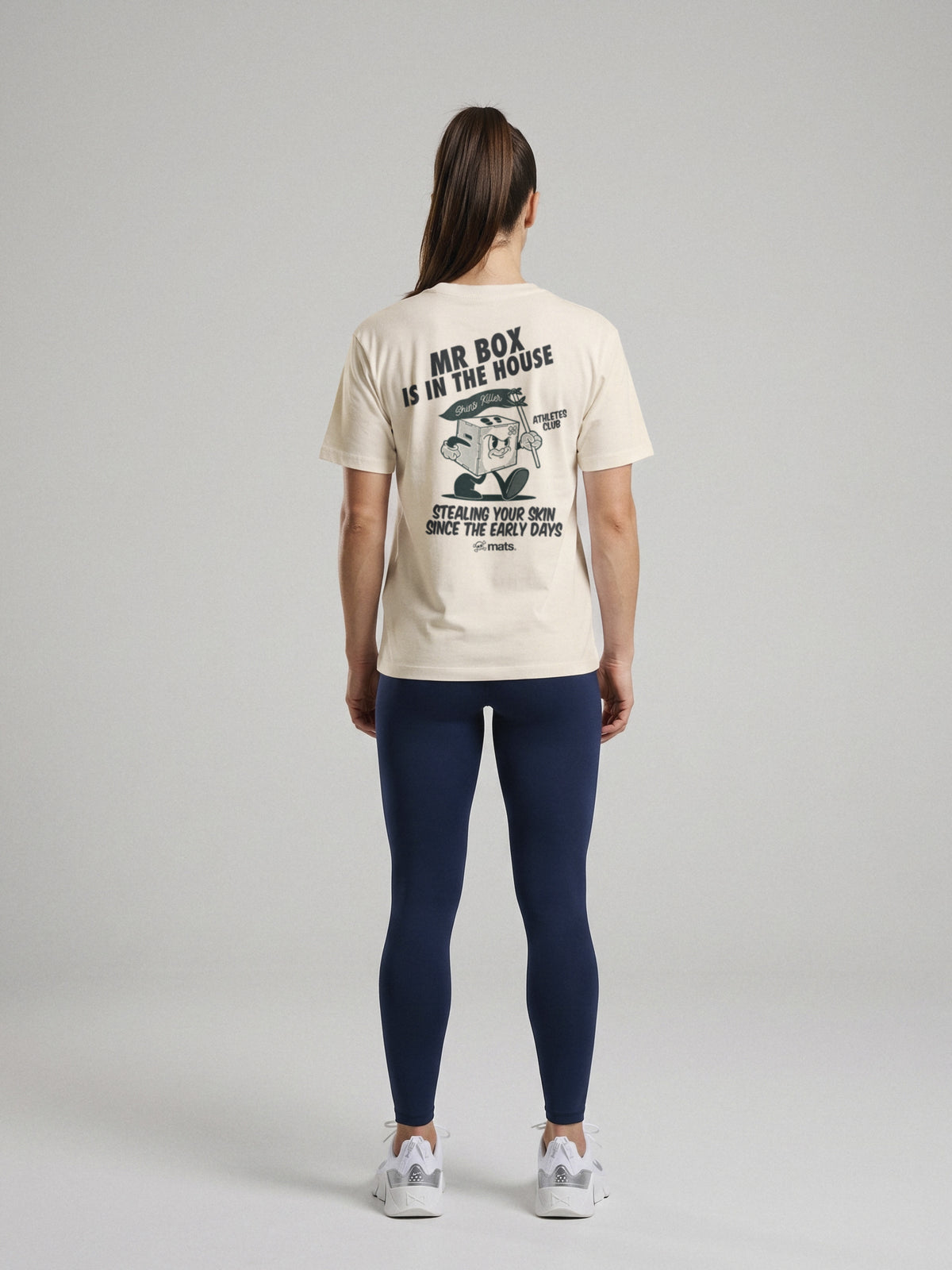 Mr Box Is In The House - Regular Fit · Natural · modelo chica · espalda