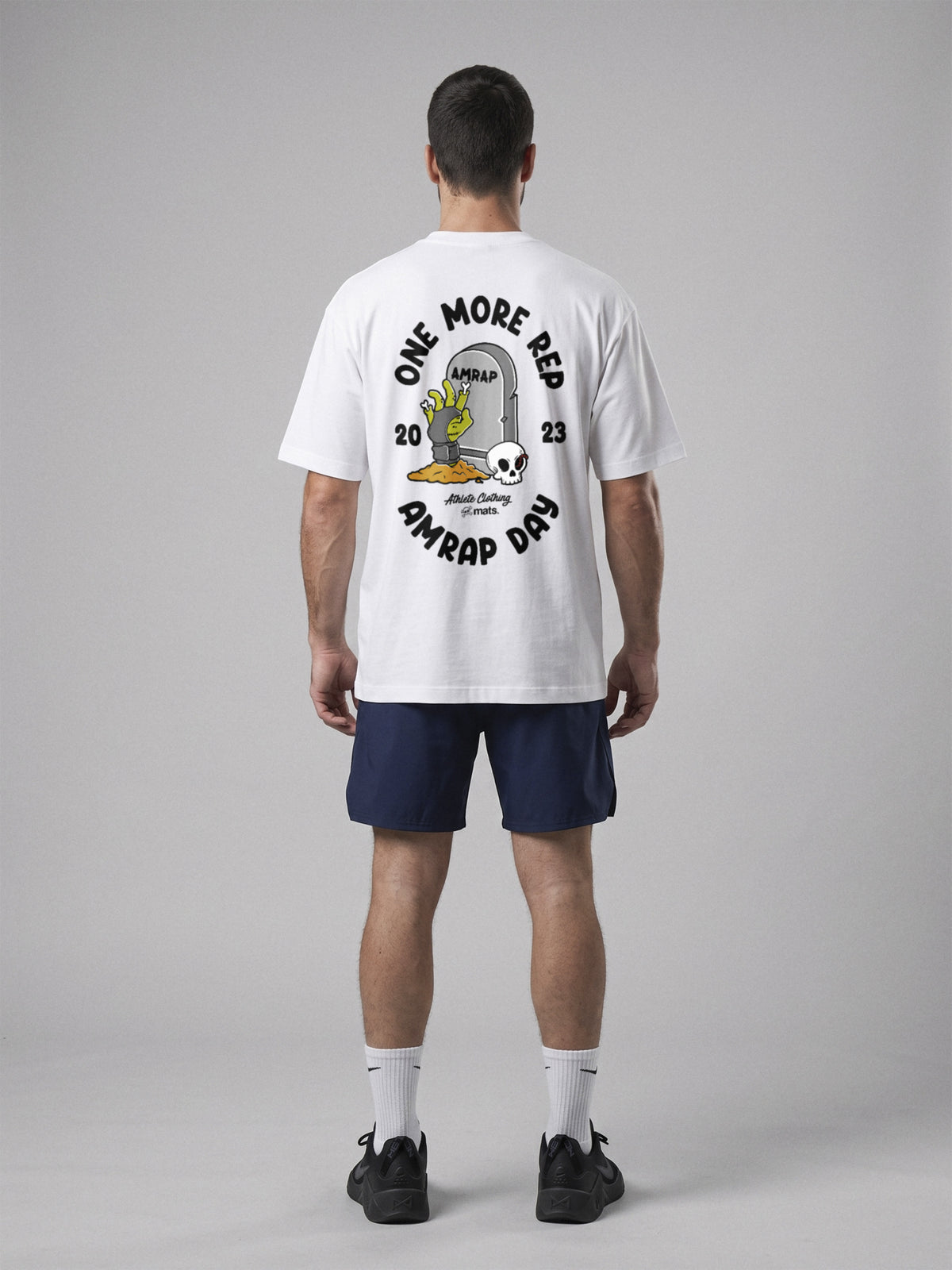 One More Rep - AMRAP Day - Oversize · Blanco · modelo chico · espalda